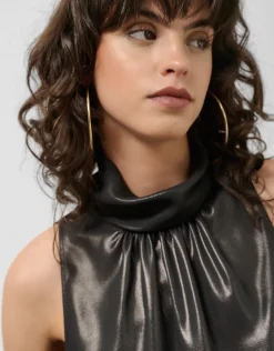 Top cuello halter lamé negro