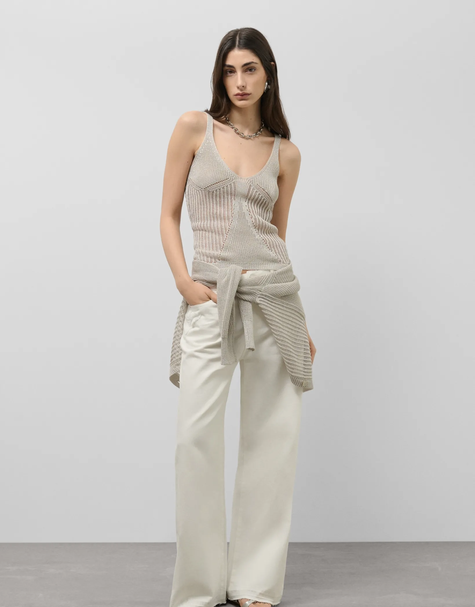 Top sisas punto calado con lúrex beige