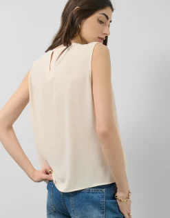 Top tejido fluido beige con bordado floral