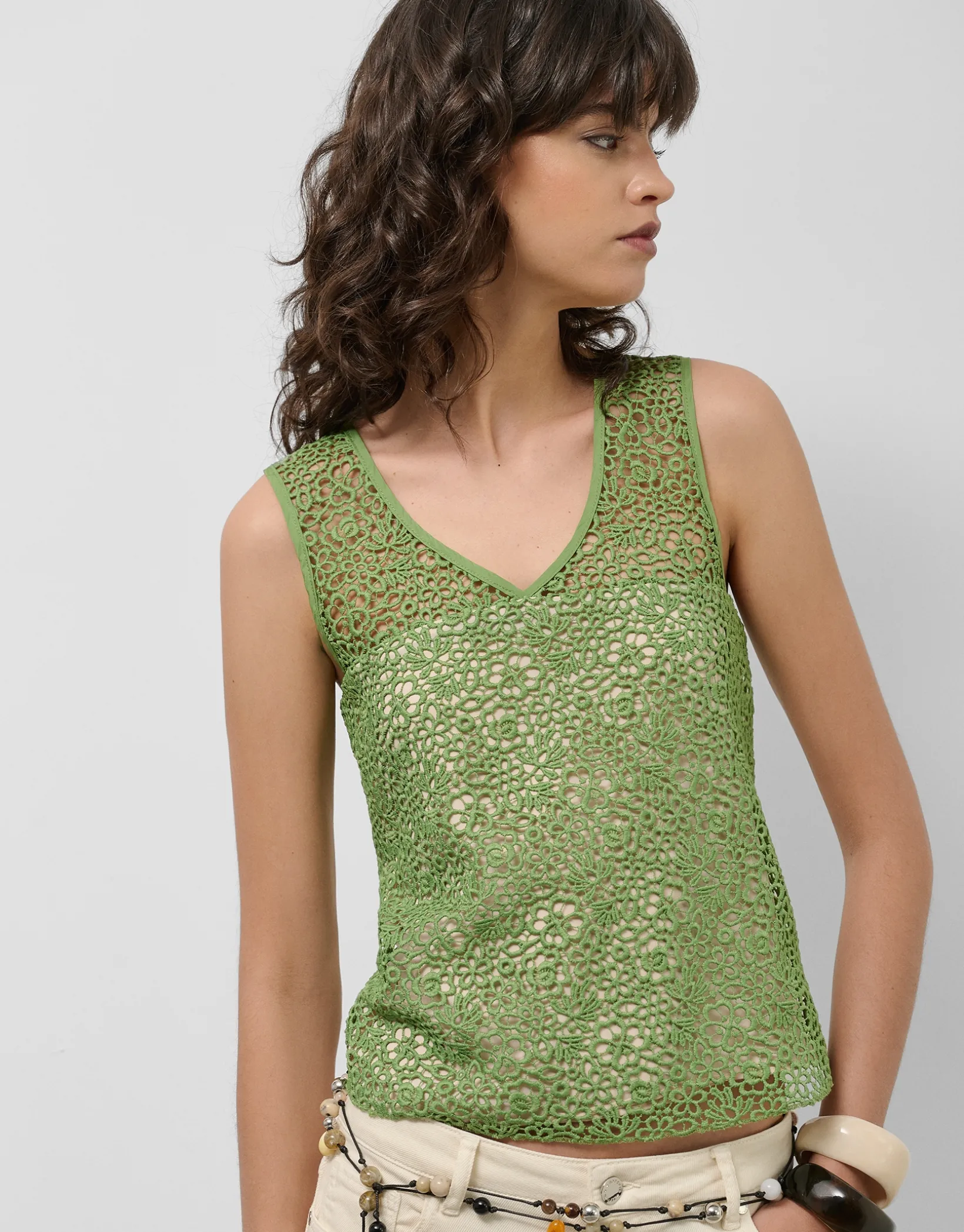 Top tirante ancho en guipur verde