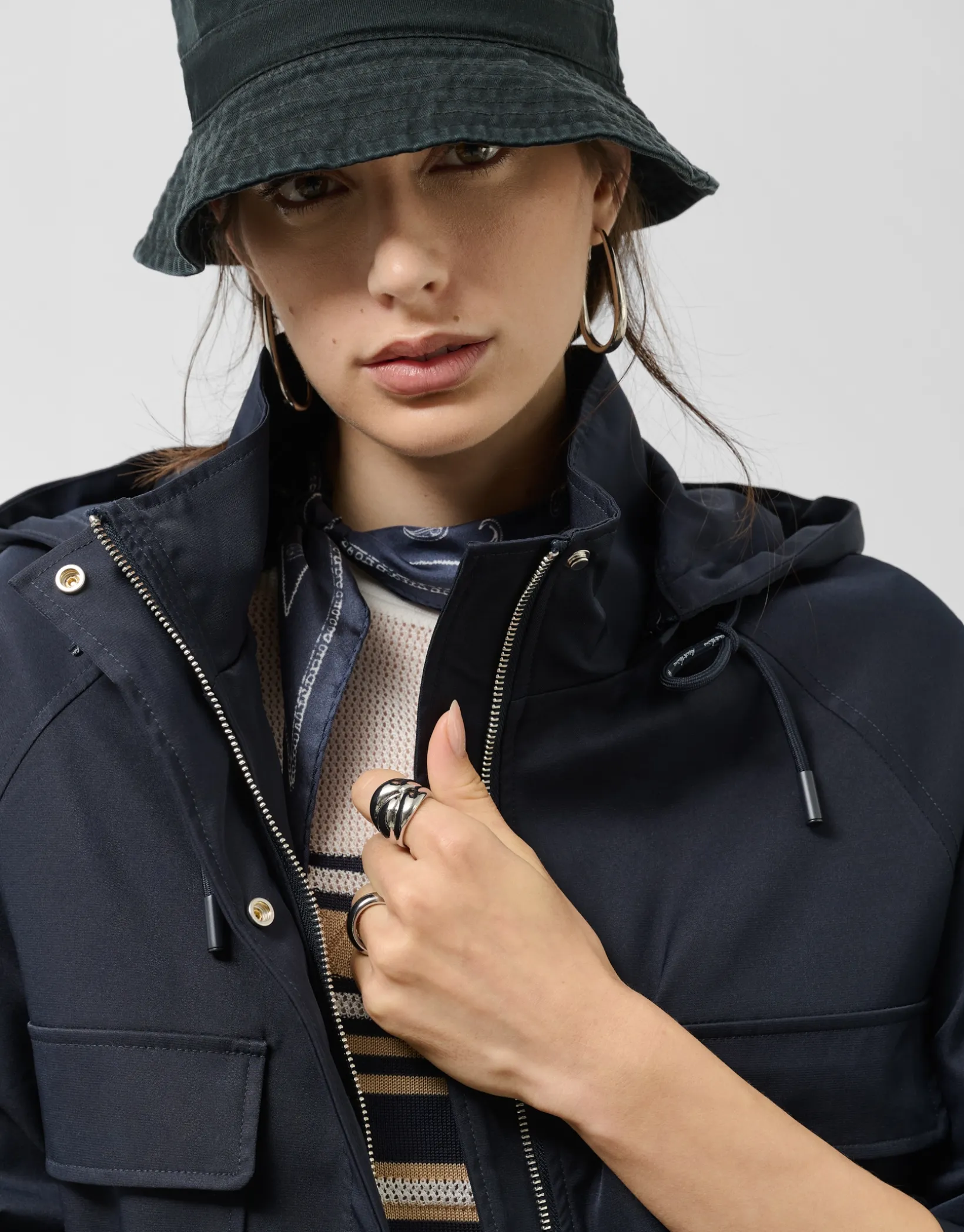 Trench con capucha y cintura ceñida azul marino