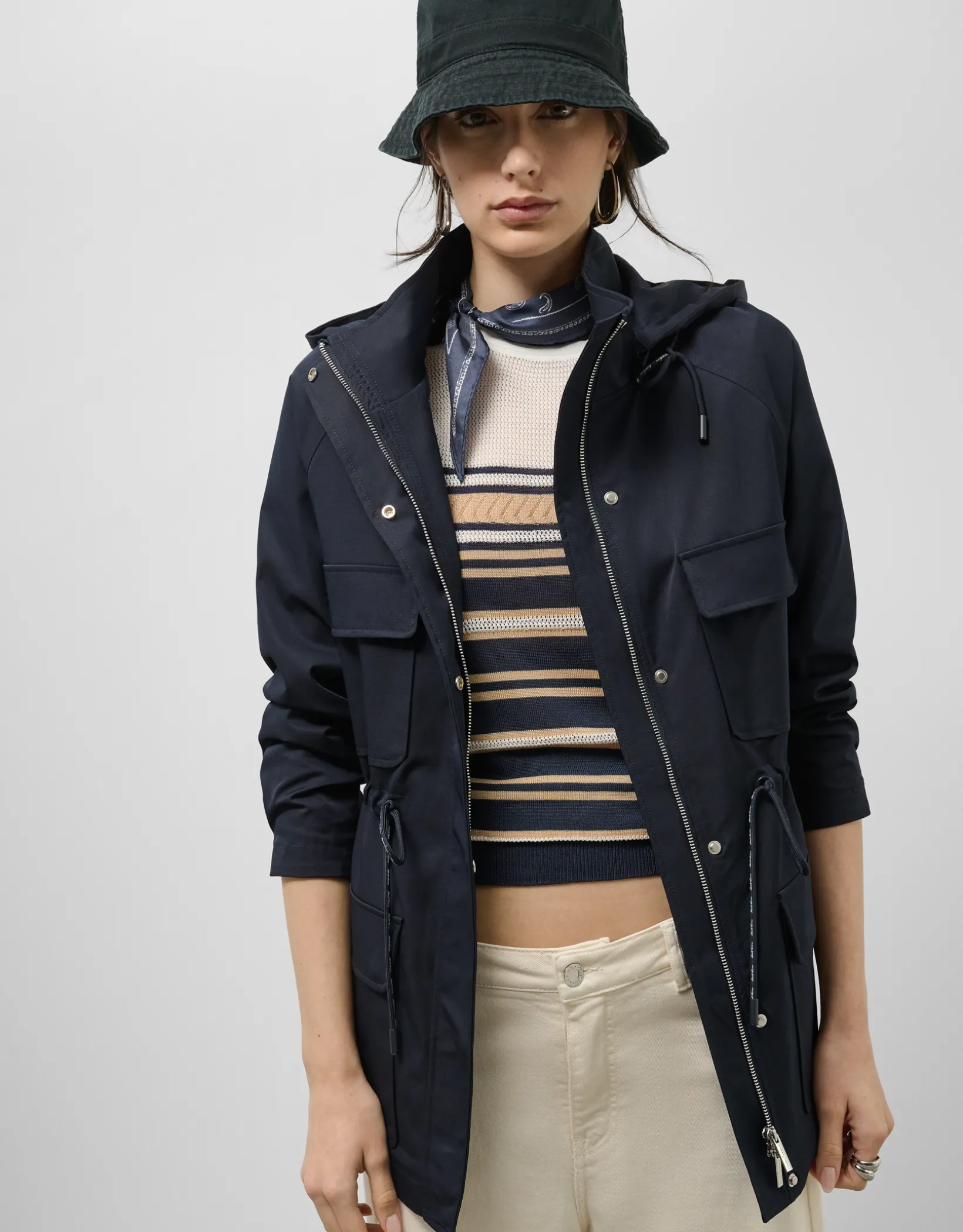 Trench con capucha y cintura ceñida azul marino
