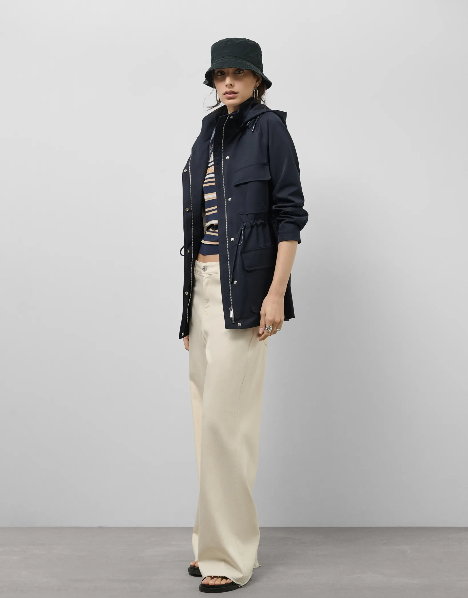 Trench con capucha y cintura ceñida azul marino