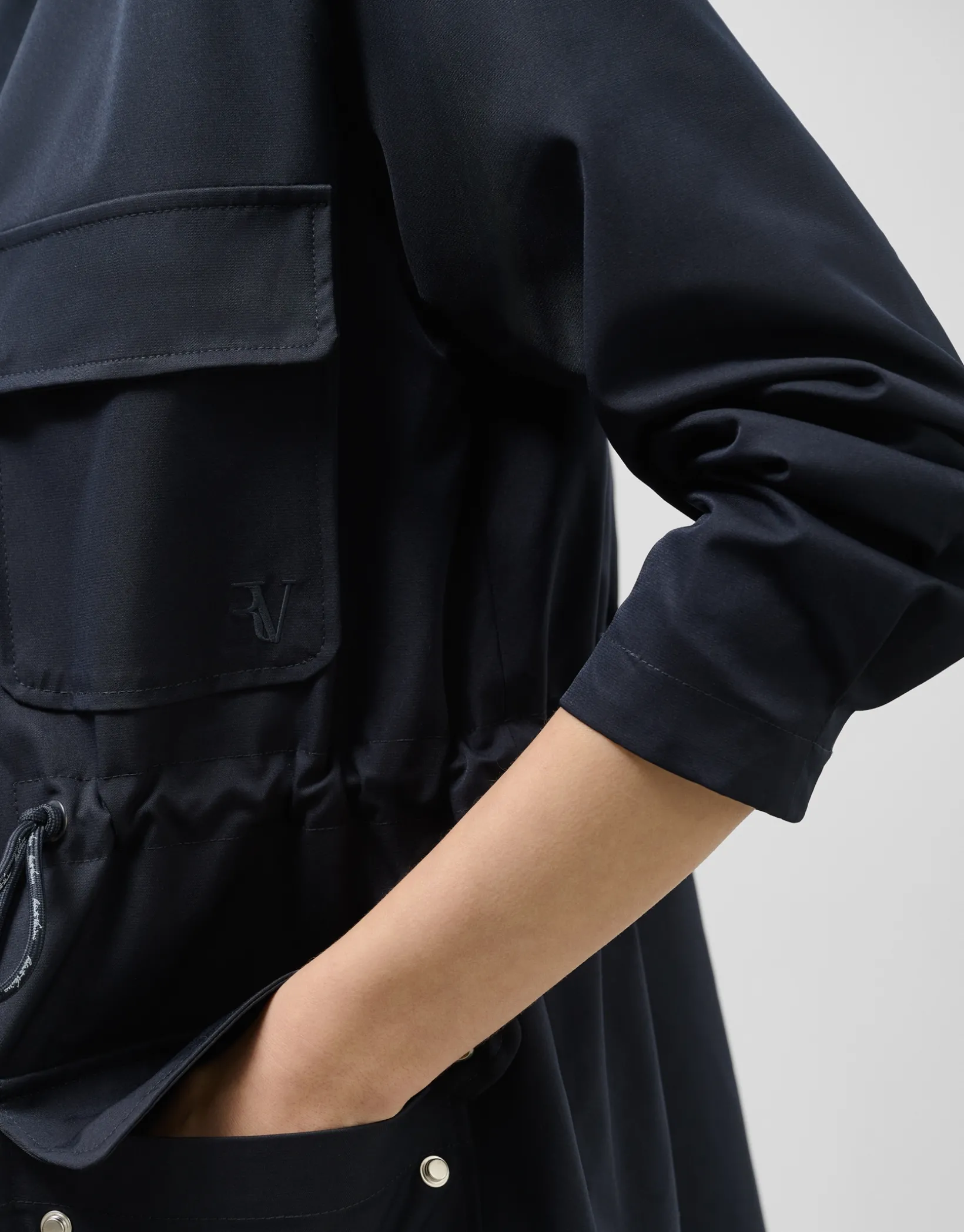 Trench con capucha y cintura ceñida azul marino