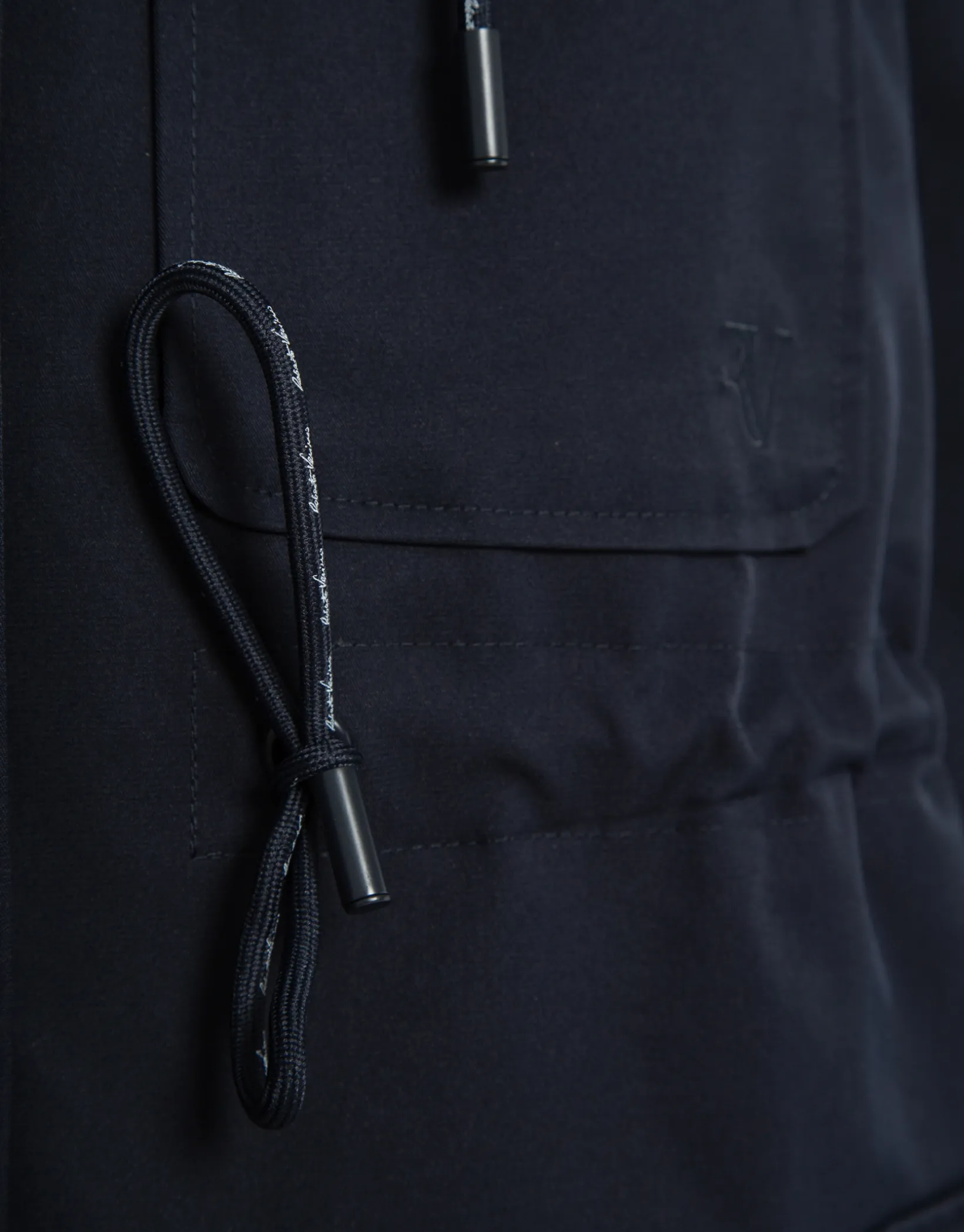 Trench con capucha y cintura ceñida azul marino