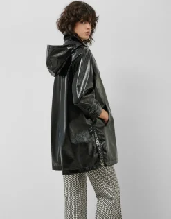 Trench tejido técnico acabado charol negro