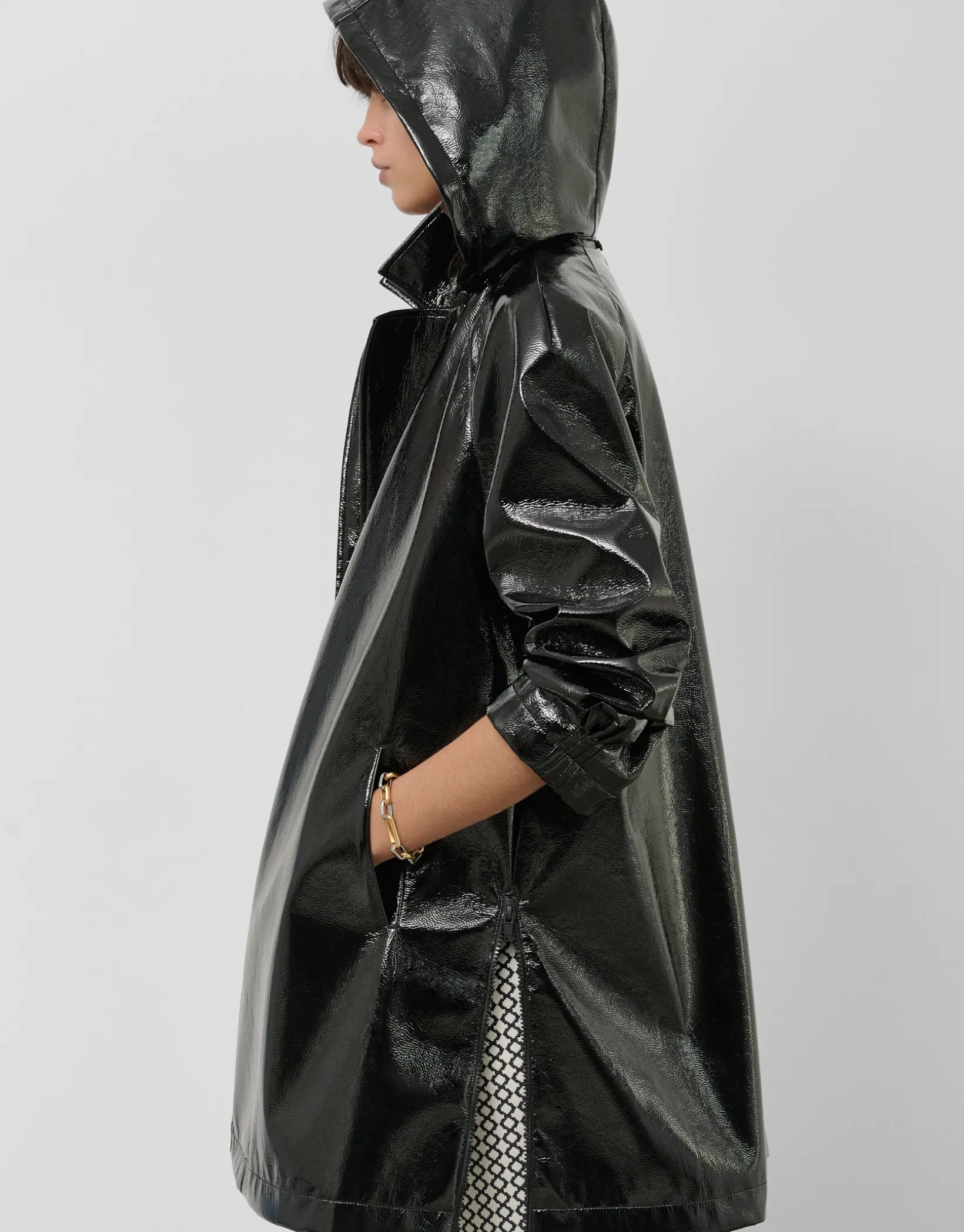 Trench tejido técnico acabado charol negro