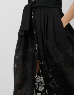 Vestido midi camisero con diseño floral en devoré negro