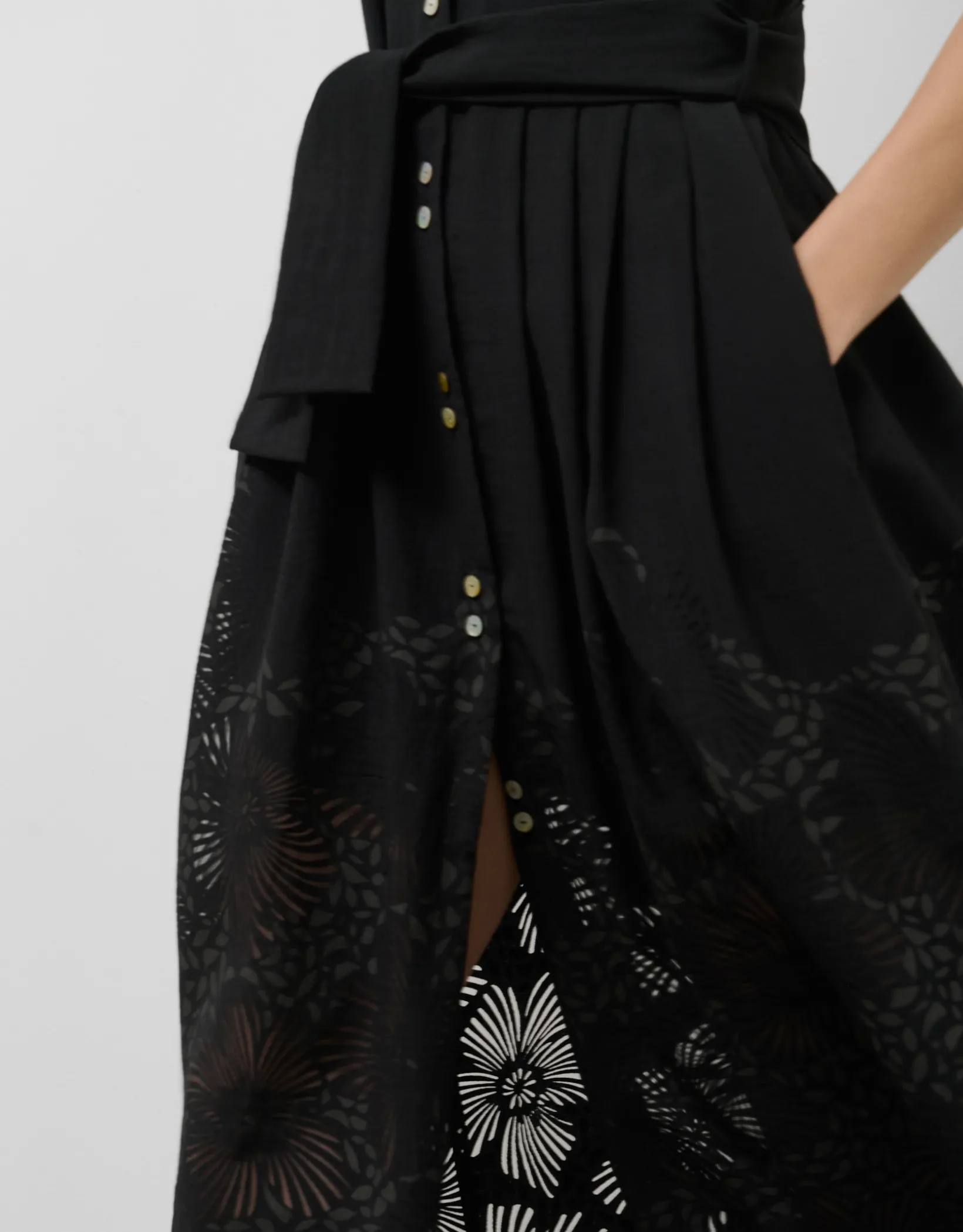 Vestido midi camisero con diseño floral en devoré negro
