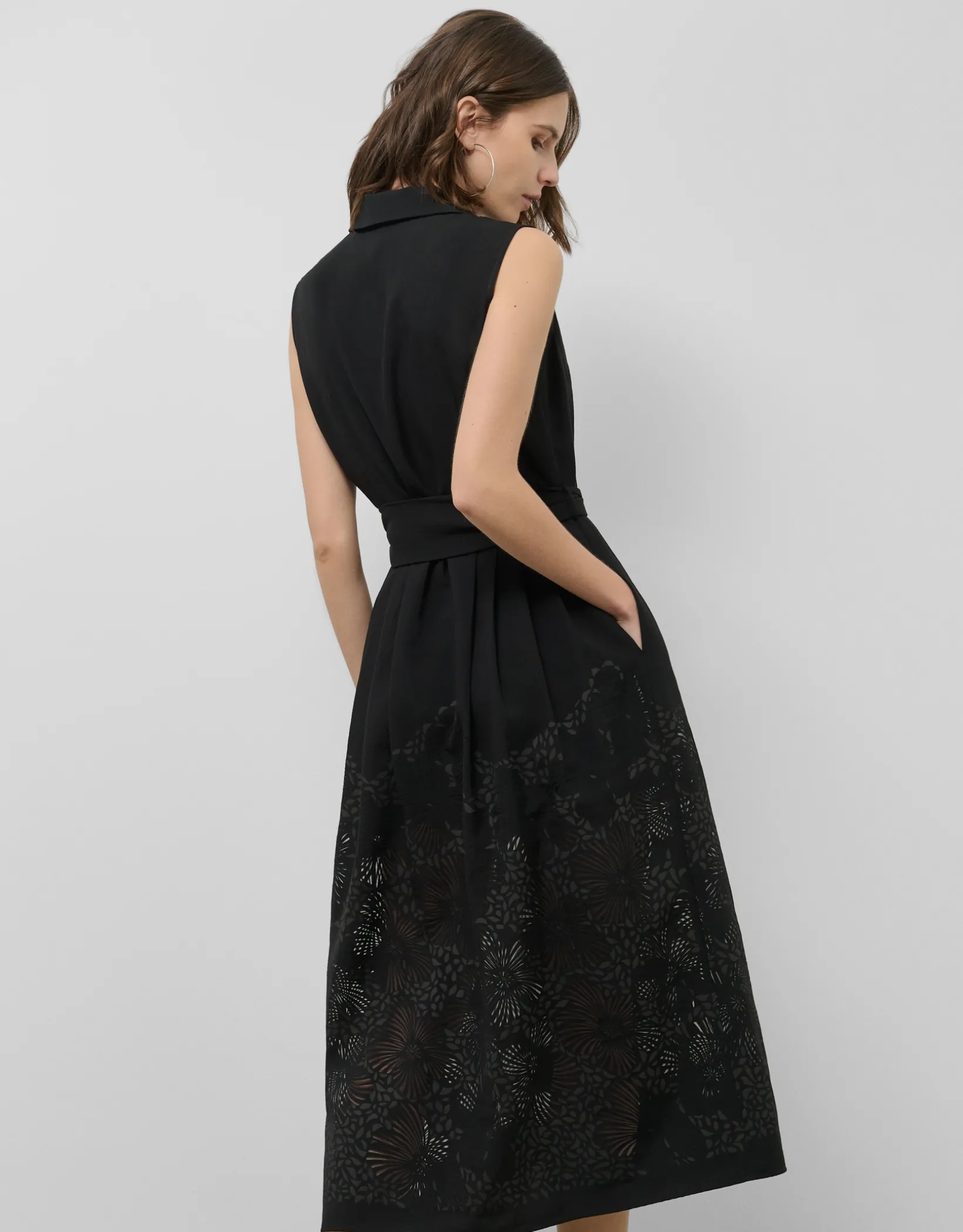 Vestido midi camisero con diseño floral en devoré negro