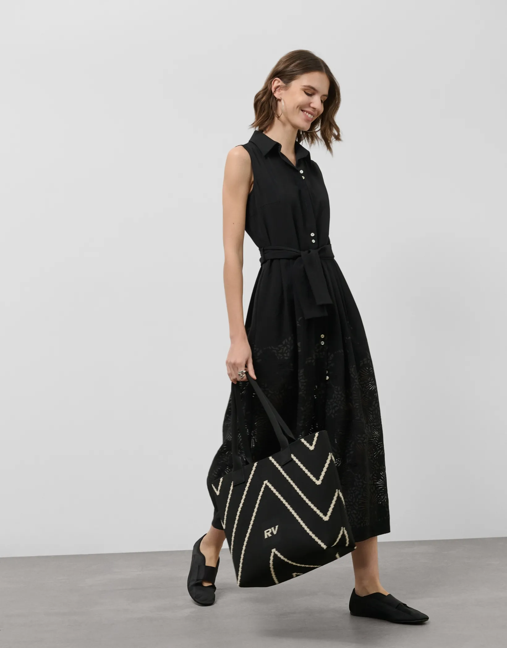 Vestido midi camisero con diseño floral en devoré negro