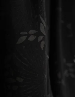 Vestido midi camisero con diseño floral en devoré negro