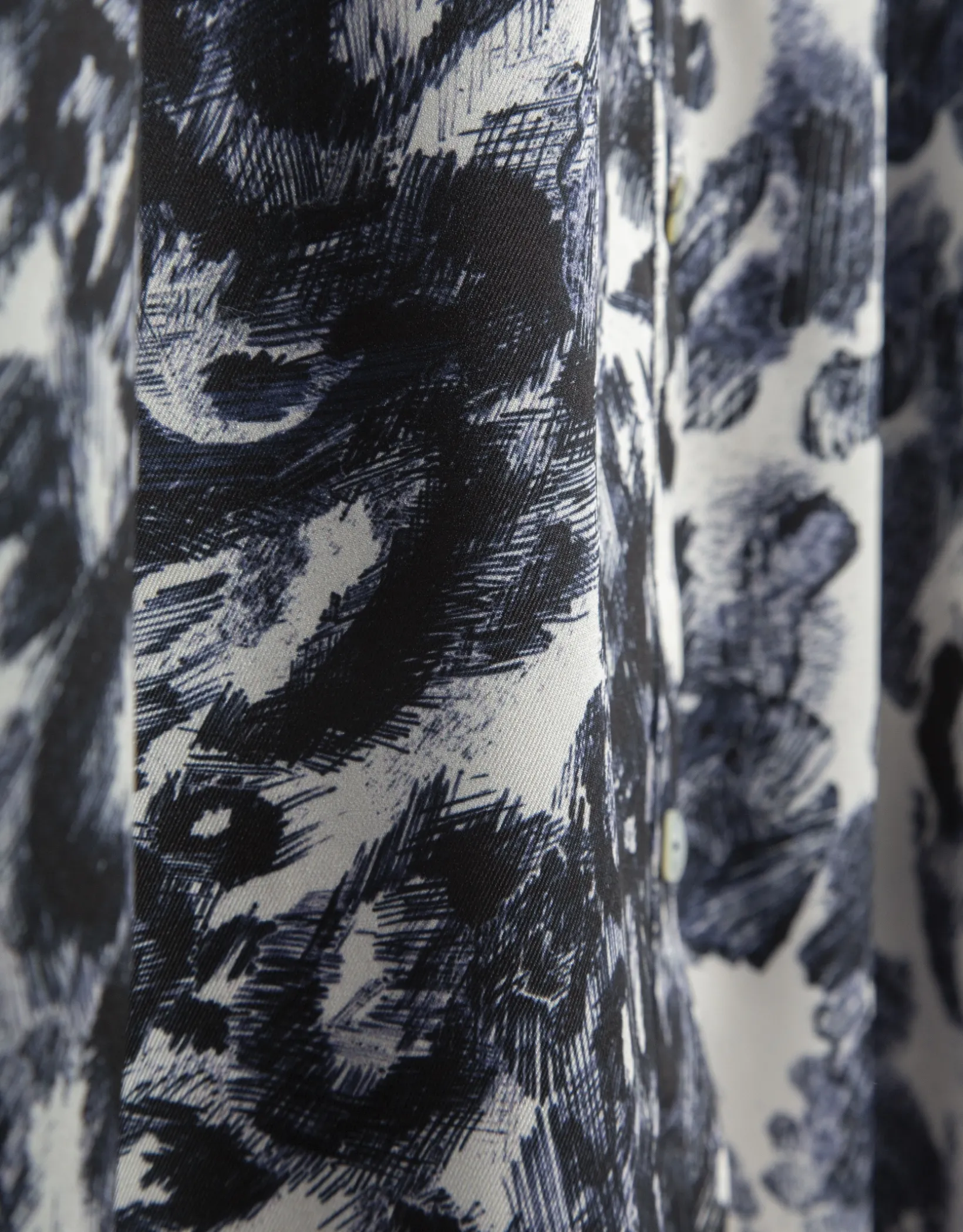 Vestido midi camisero manga larga animal print azul marino