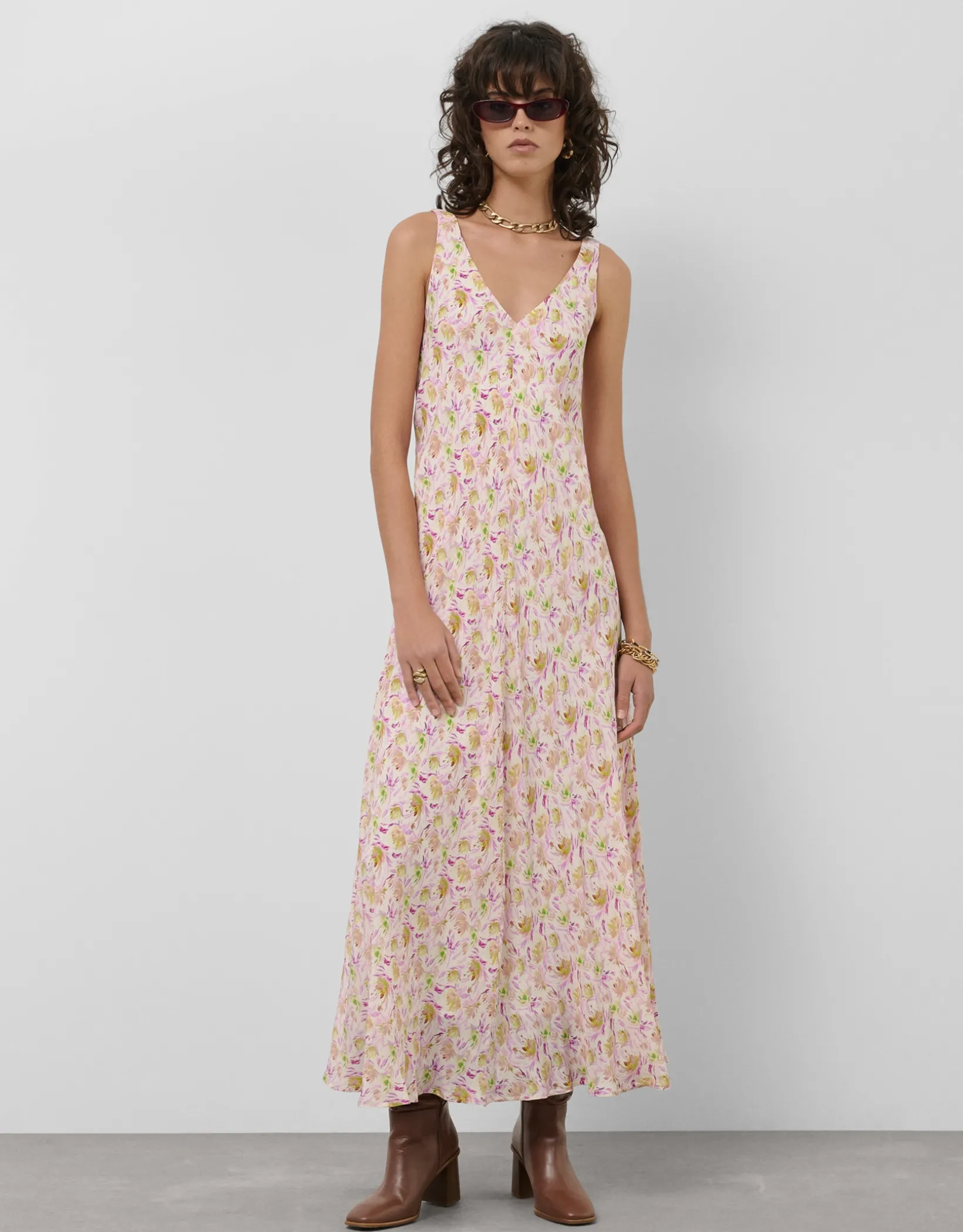 Vestido midi de tirante fruncido estampado floral rosa