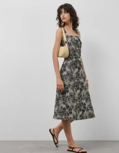 Vestido midi de tirantes en tejido vaquero azul con bordado floral y calados