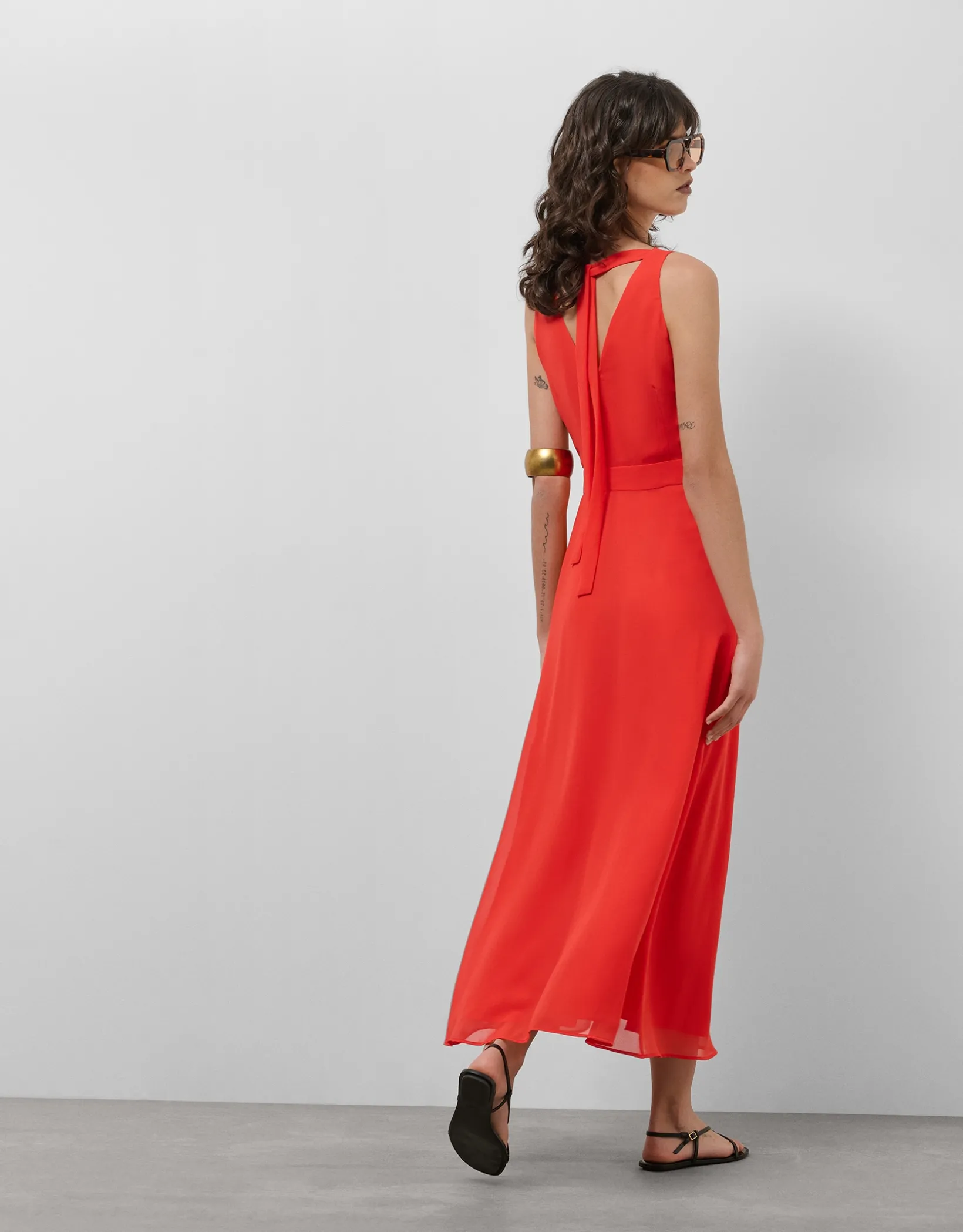 Vestido midi escote halter anudado en crepe georgette rojo