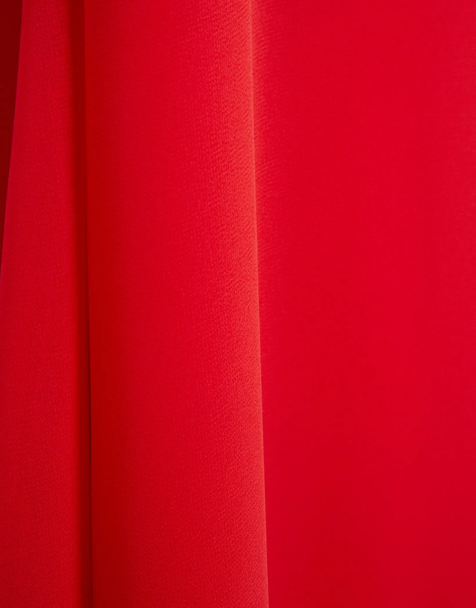 Vestido midi escote halter anudado en crepe georgette rojo