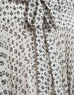 Vestido midi falda plisada estampado geométrico blanco y negro