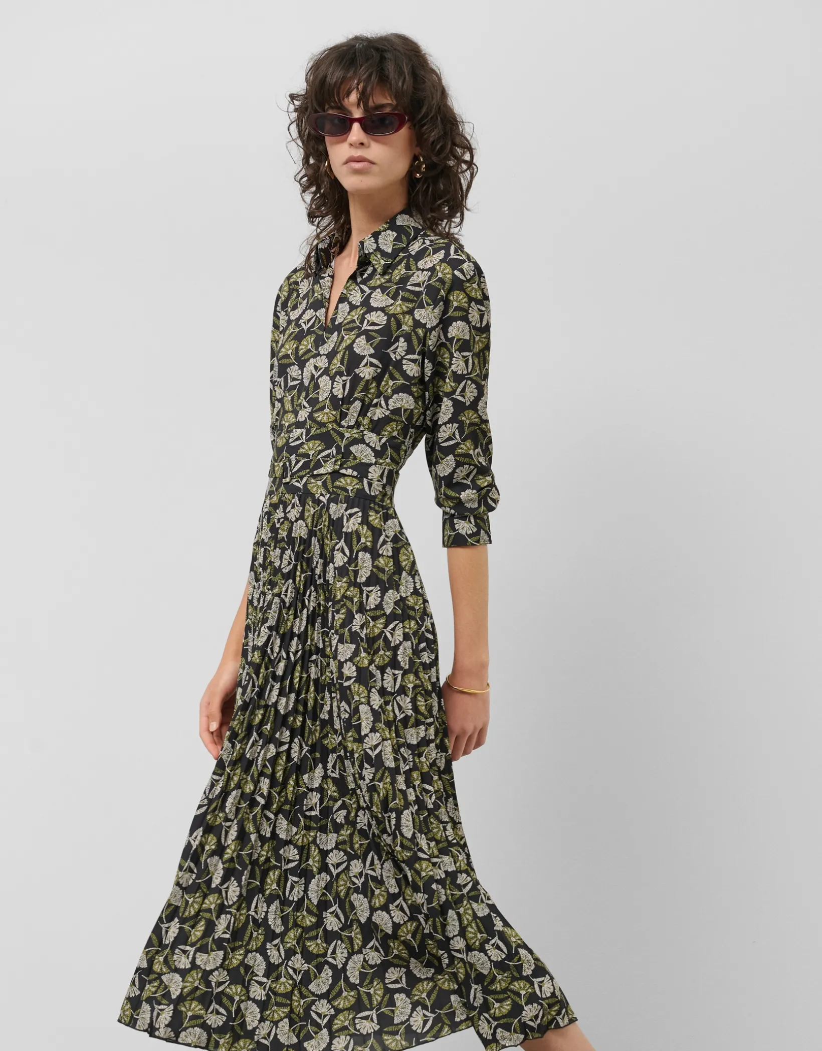 Vestido midi plisado negro estampado hojas tonos verdes