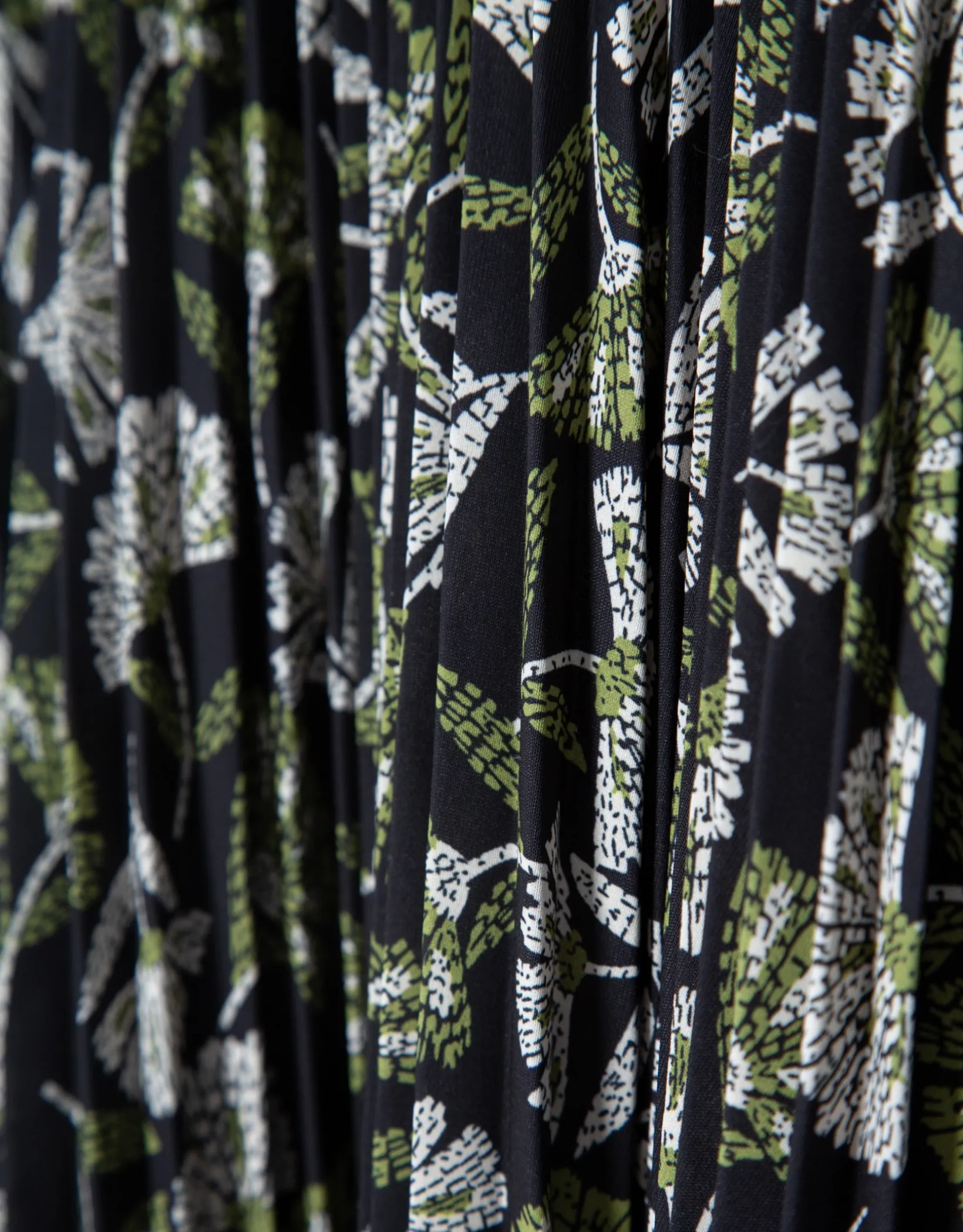 Vestido midi plisado negro estampado hojas tonos verdes