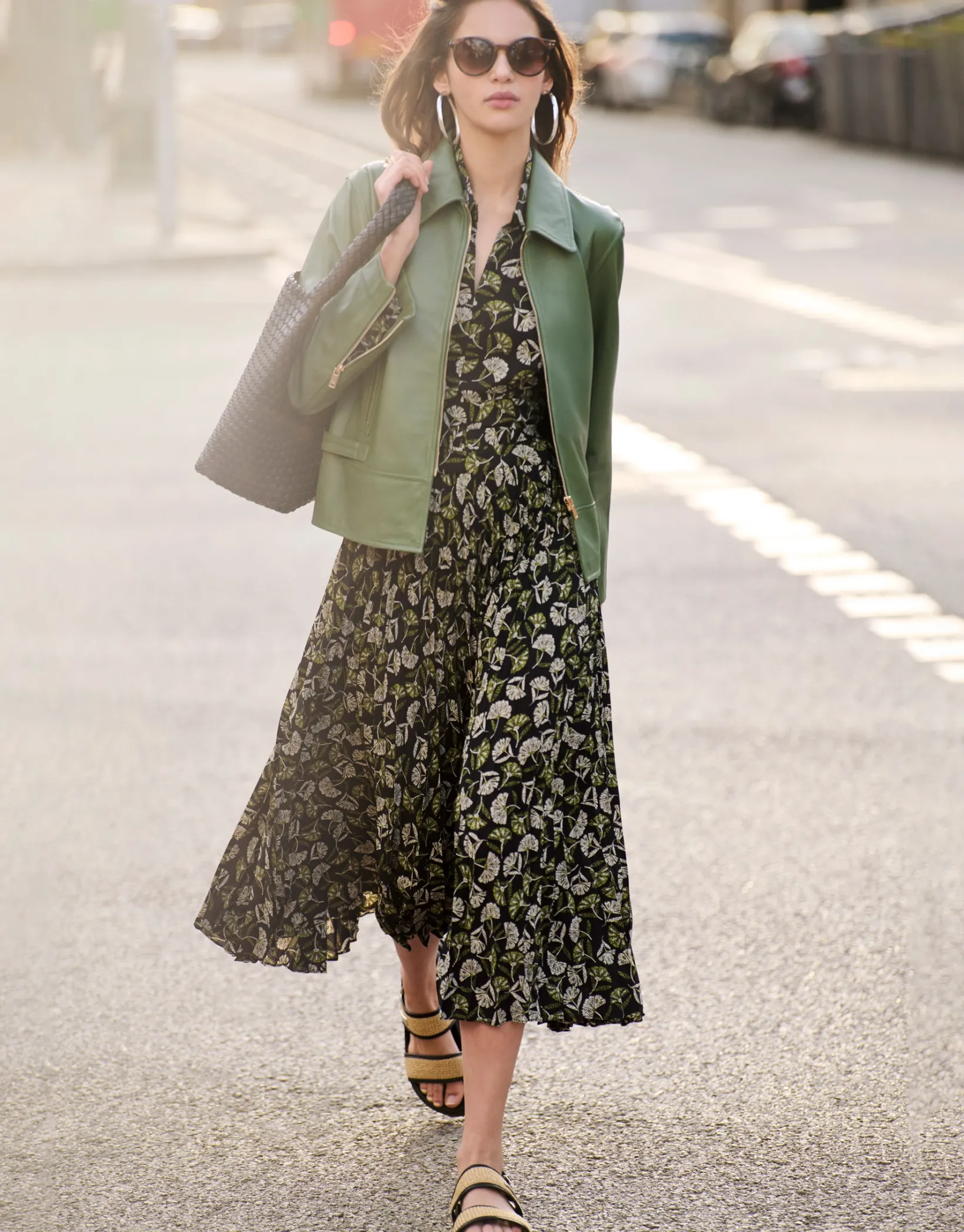 Vestido midi plisado negro estampado hojas tonos verdes