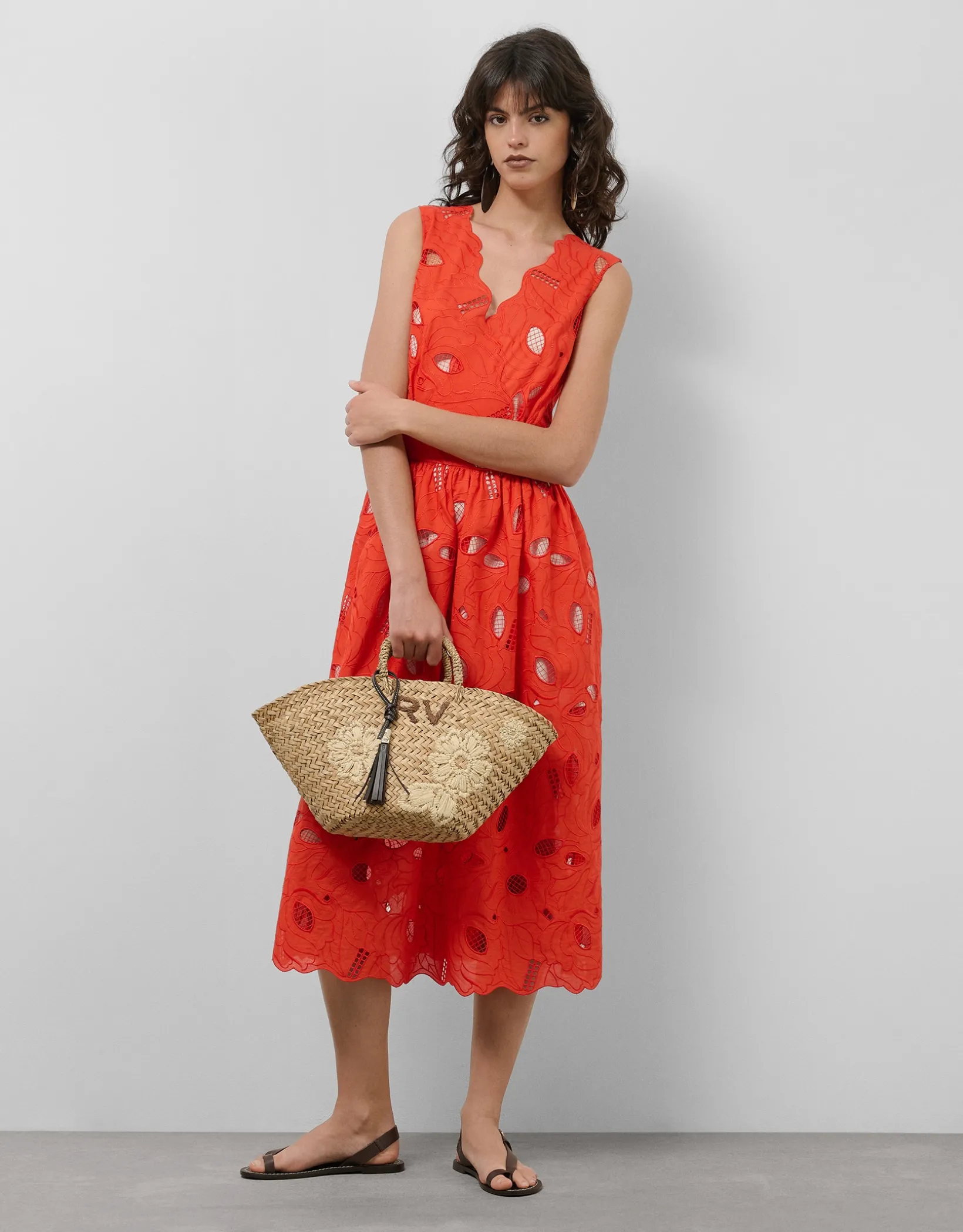 Vestido midi sin mangas bordado suizo rojo