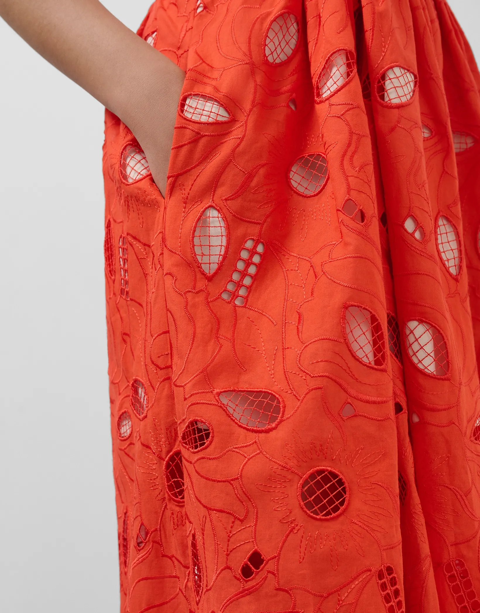 Vestido midi sin mangas bordado suizo rojo