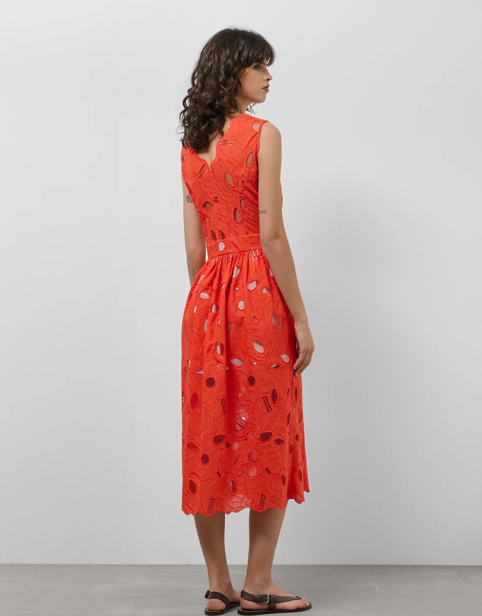 Vestido midi sin mangas bordado suizo rojo