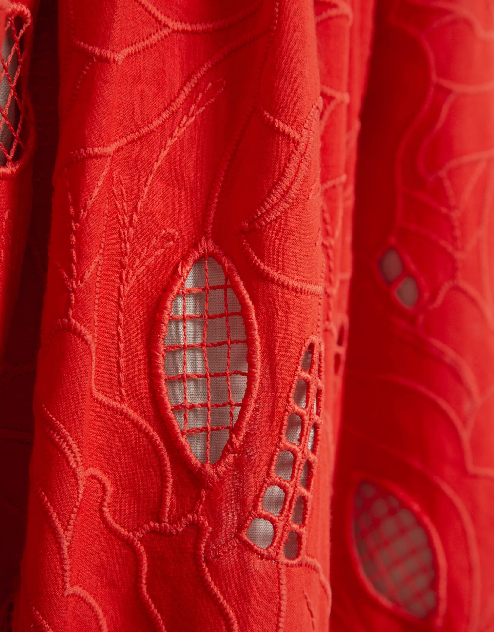 Vestido midi sin mangas bordado suizo rojo