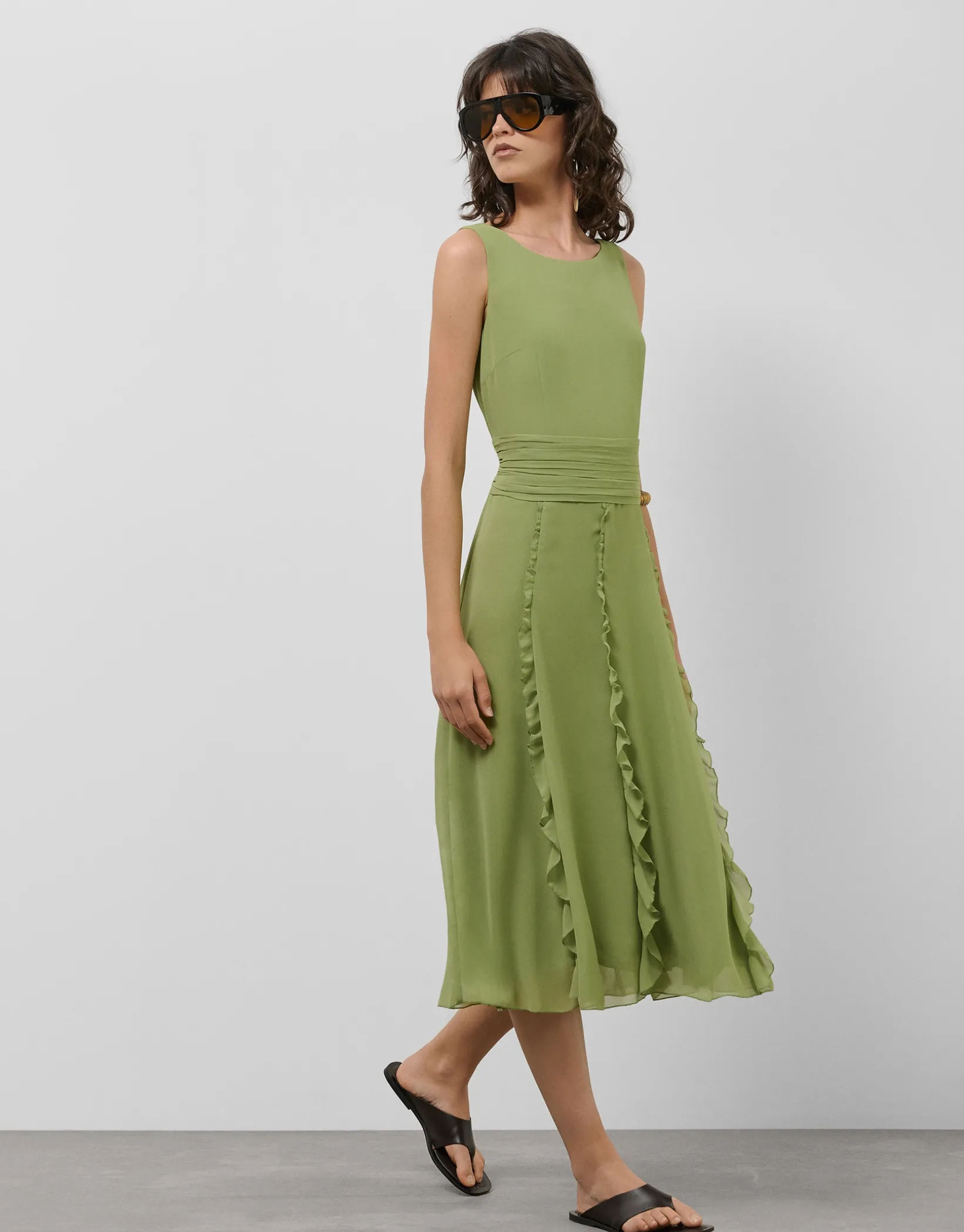 Vestido midi sin mangas con volantes en crepe georgette verde