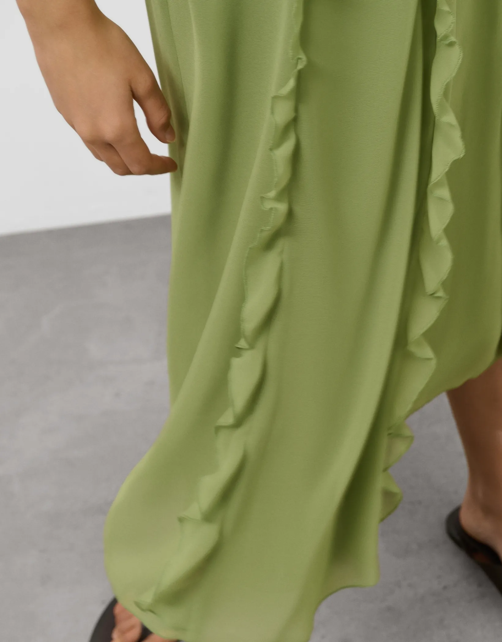 Vestido midi sin mangas con volantes en crepe georgette verde