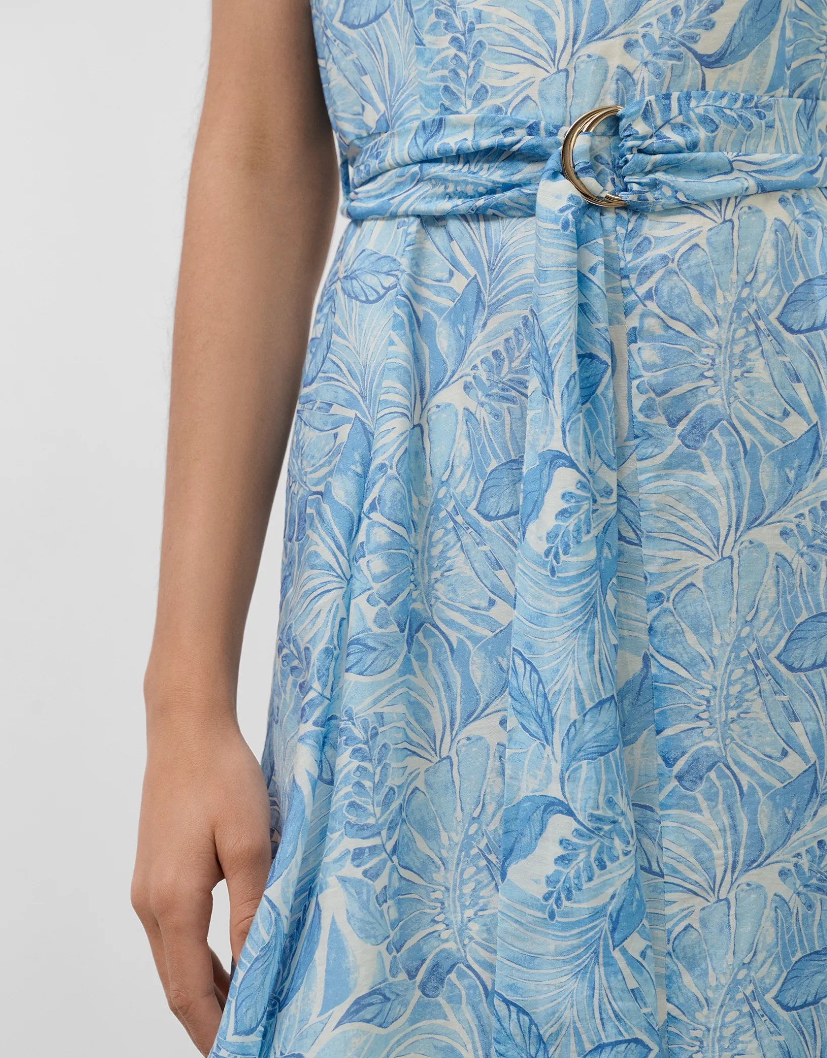 Vestido midi sin mangas en gasa estampado vegetal azules