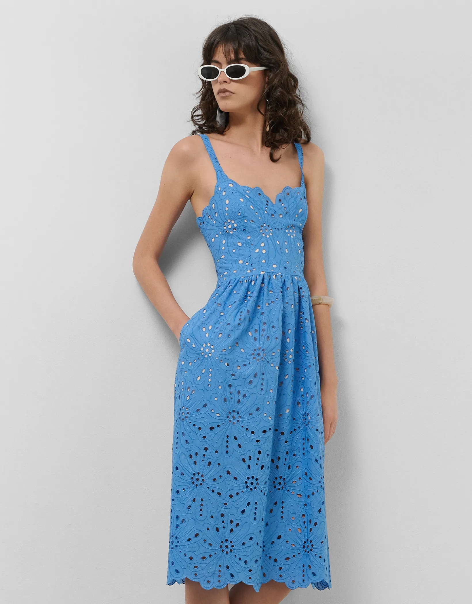 Vestido midi tirantes bordado suizo azul
