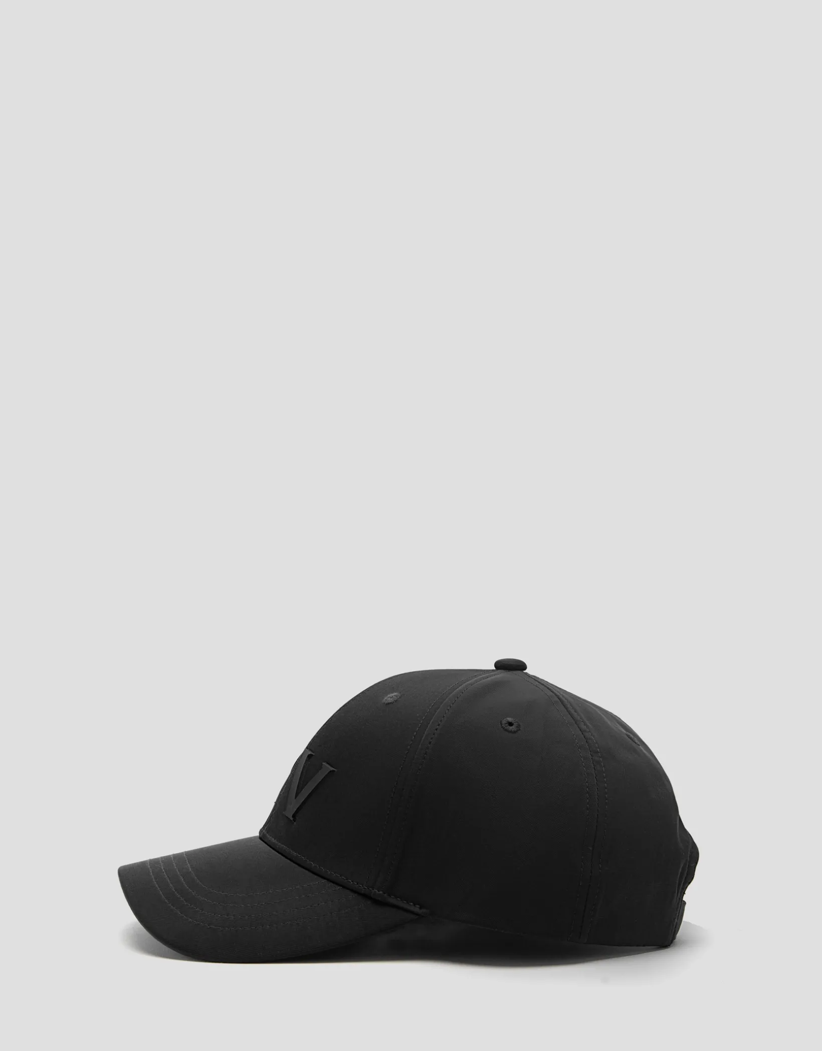 Visera nailon negro con logo en relieve