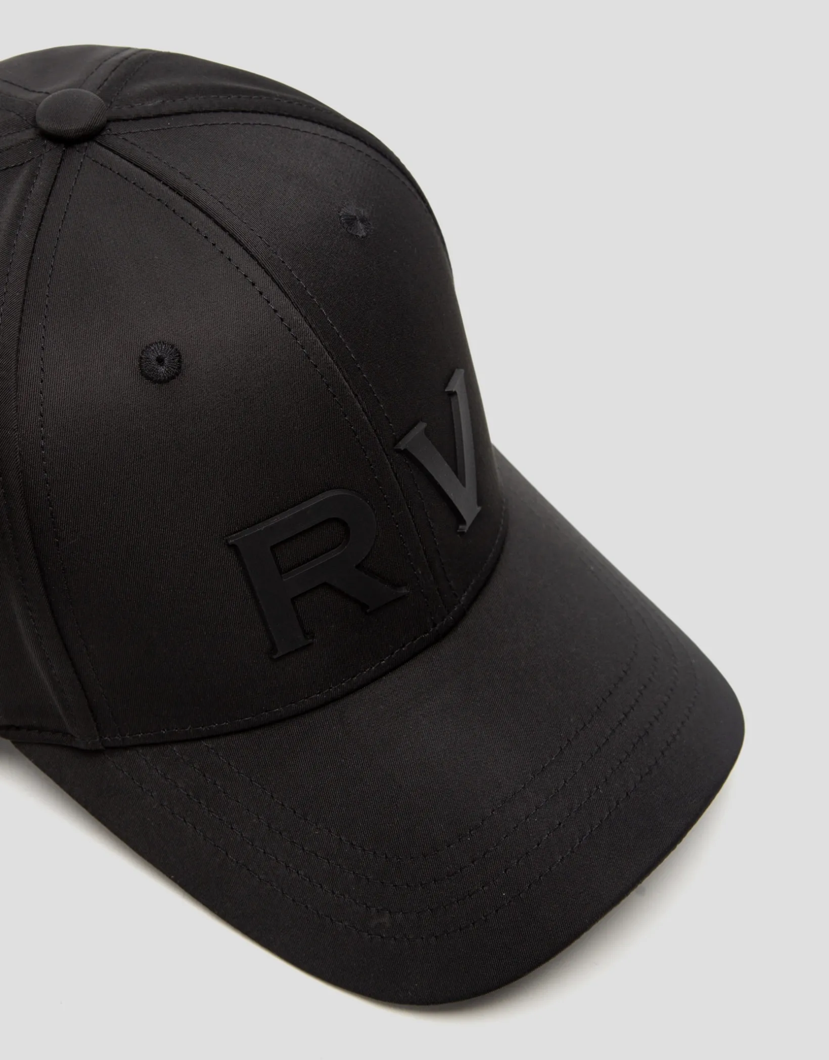 Visera nailon negro con logo en relieve