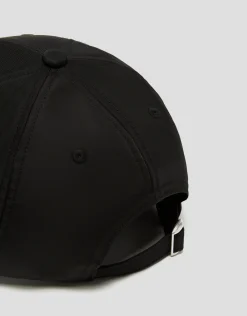 Visera nailon negro con logo en relieve
