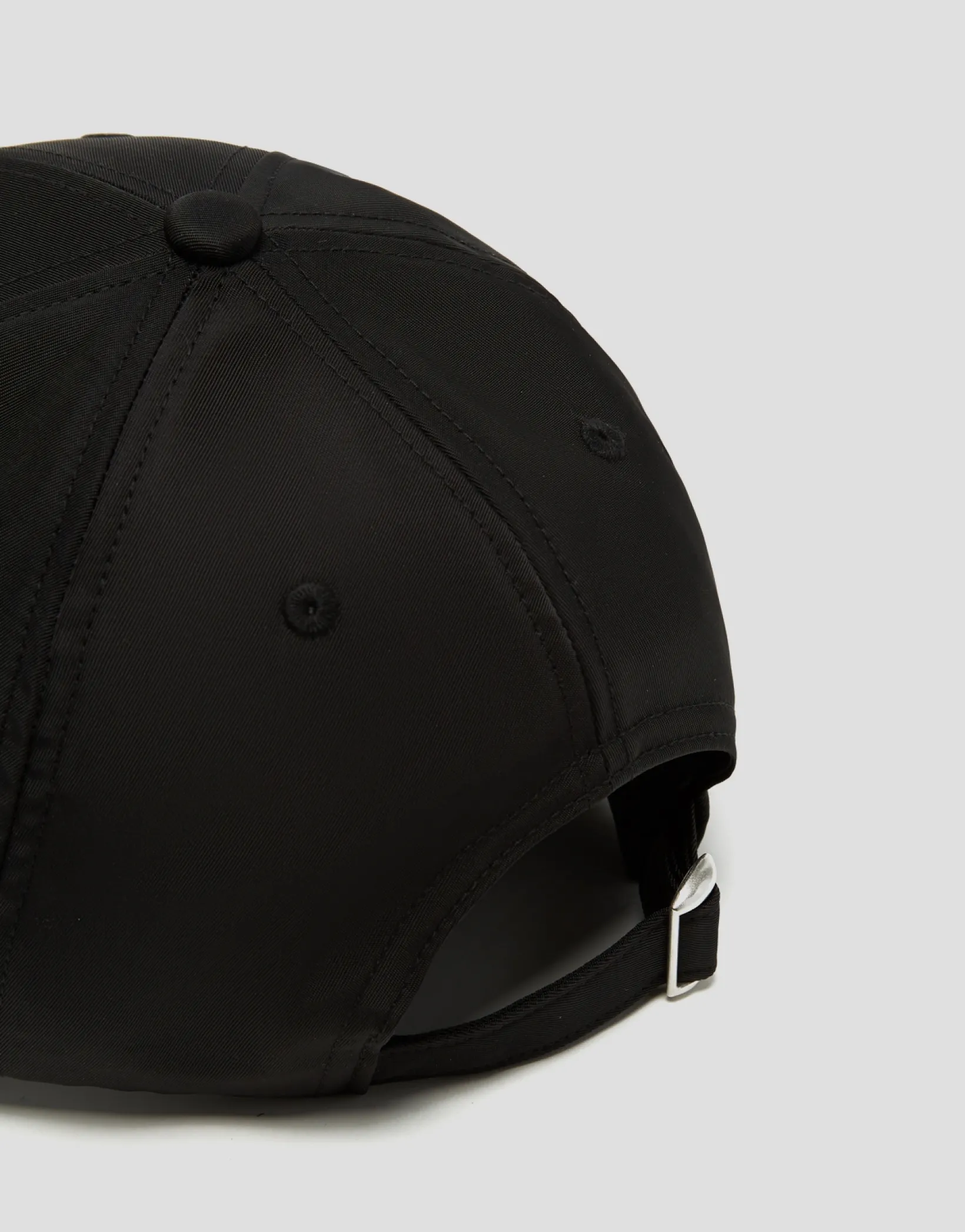 Visera nailon negro con logo en relieve