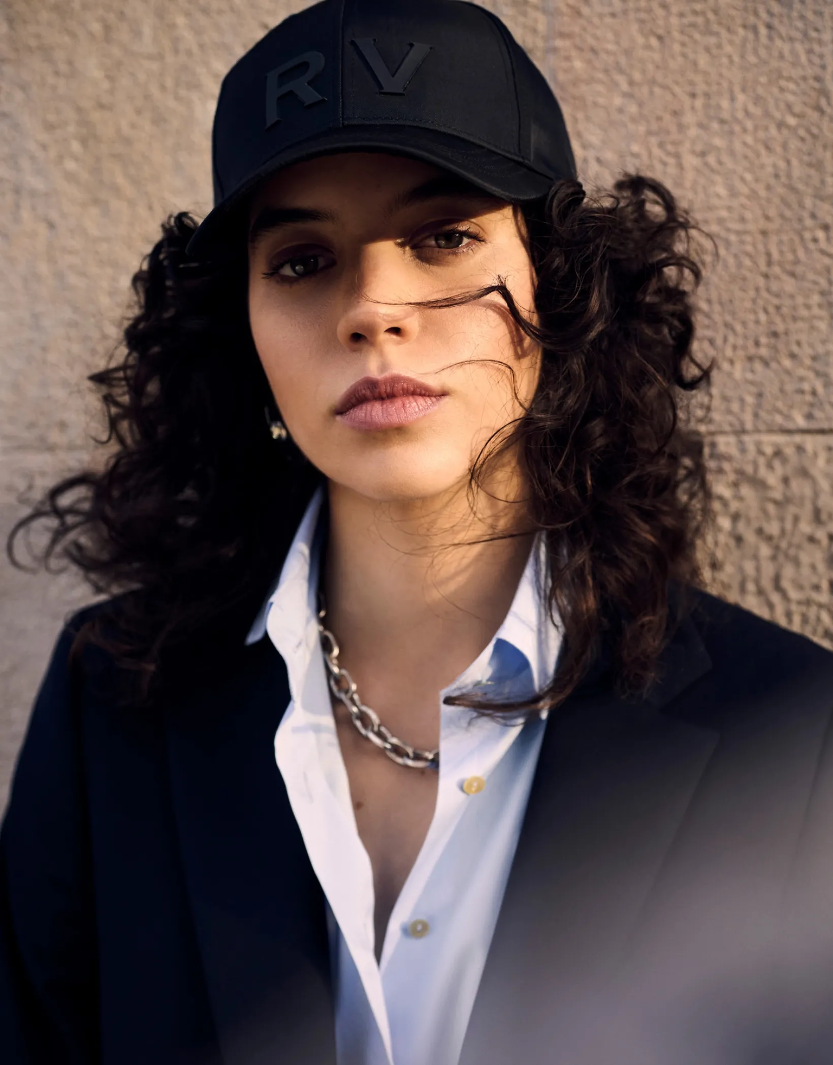 Visera nailon negro con logo en relieve