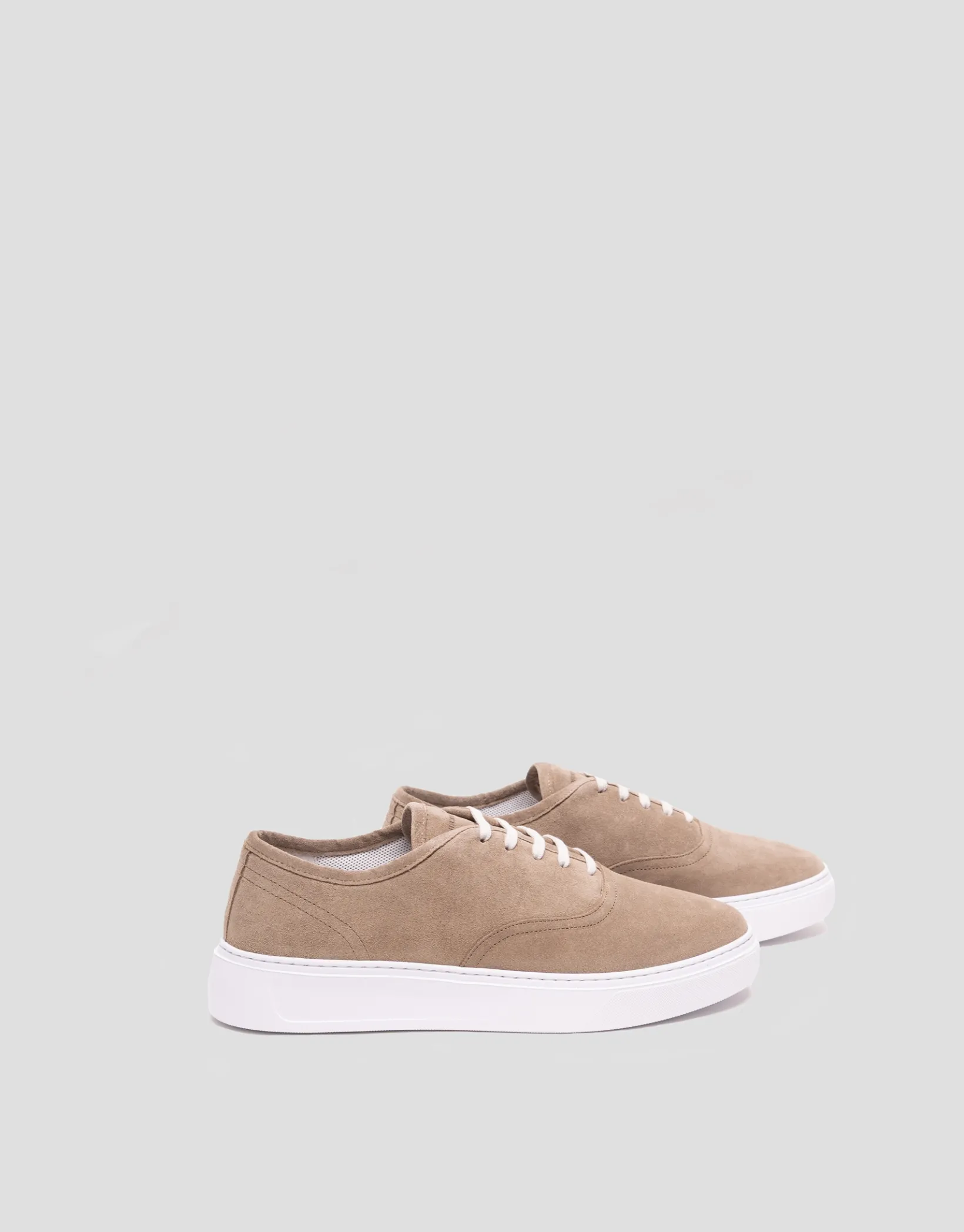 Zapatilla deportiva serraje visón