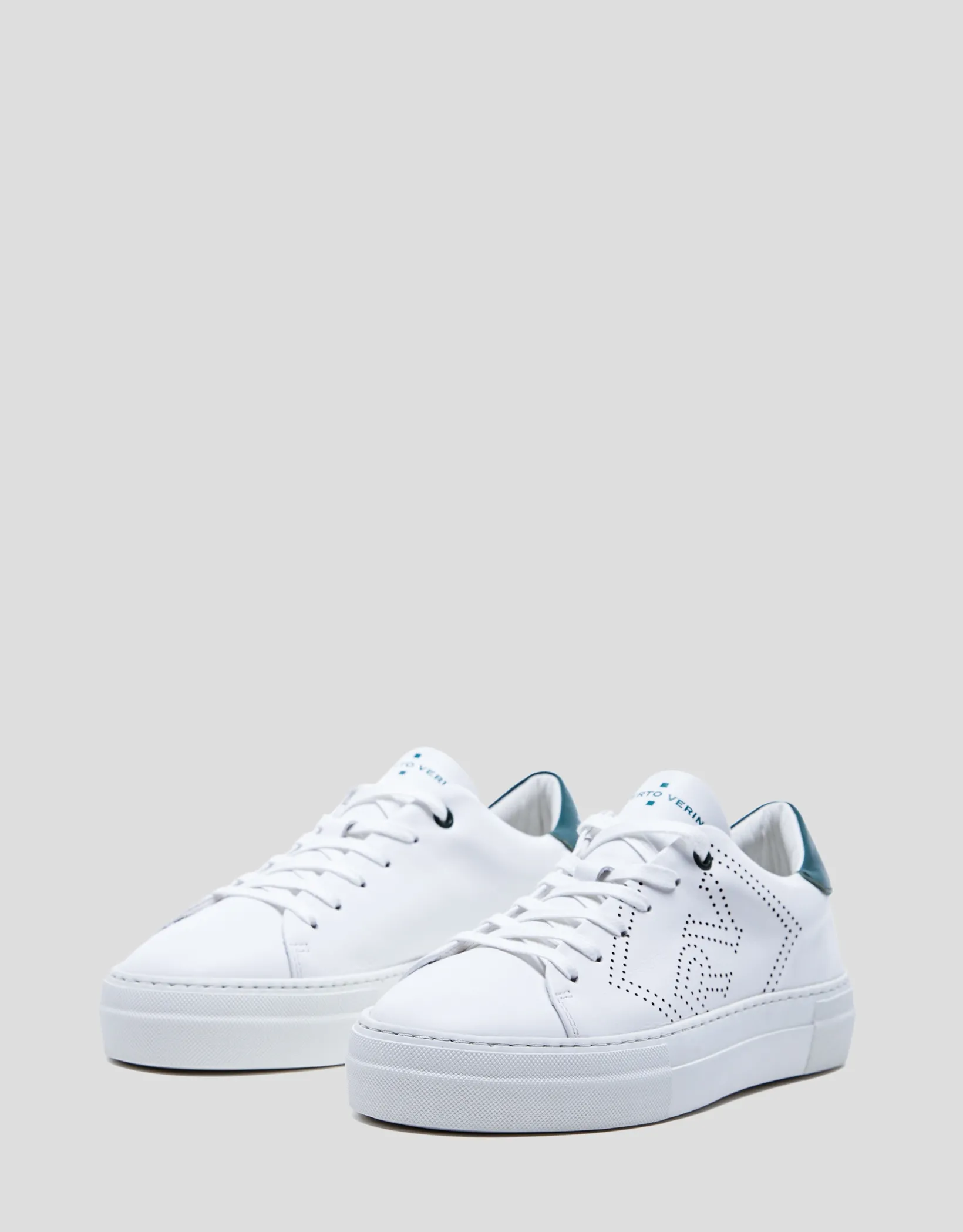 Zapatillas deportivas logo perforado piel blanca