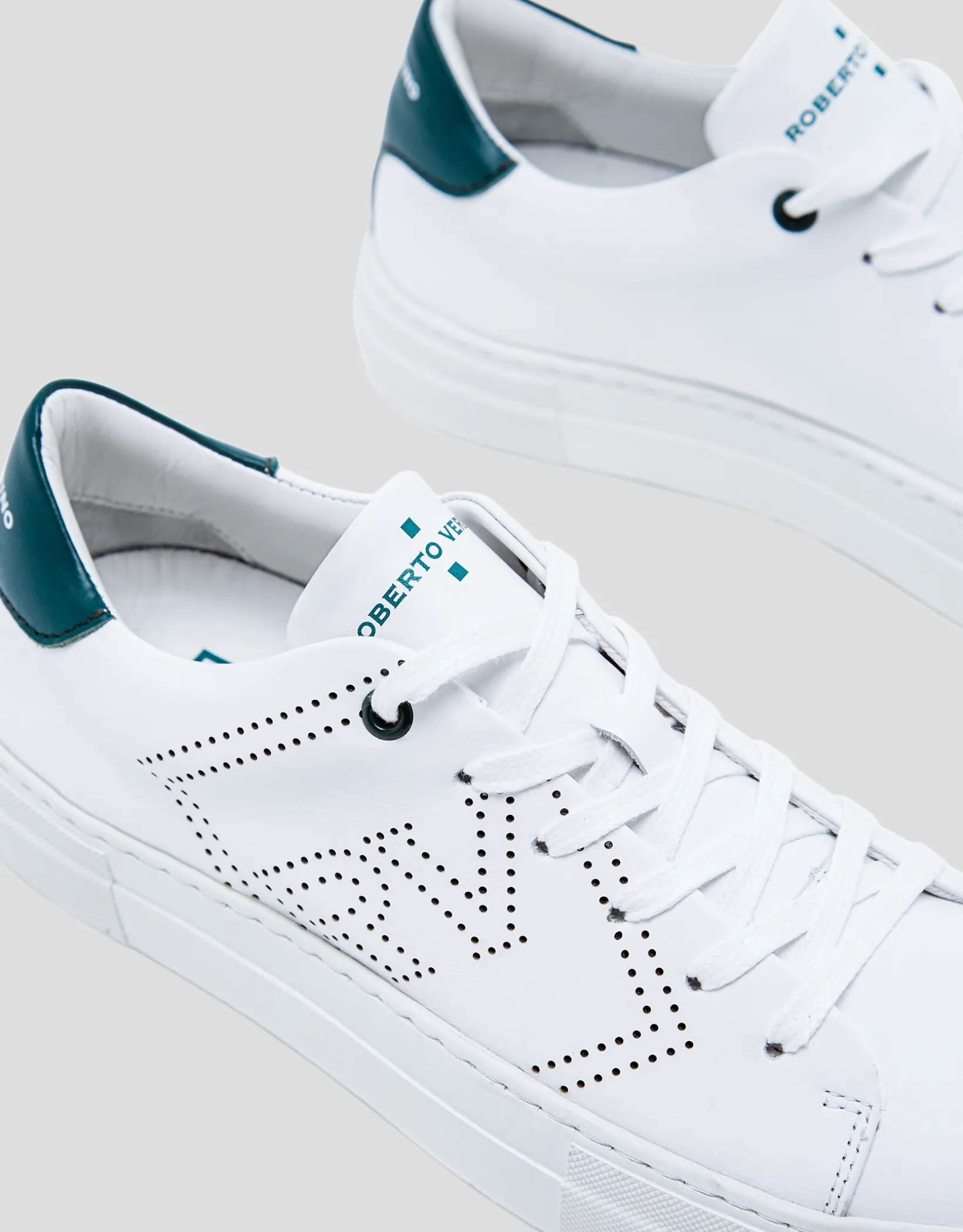 Zapatillas deportivas logo perforado piel blanca