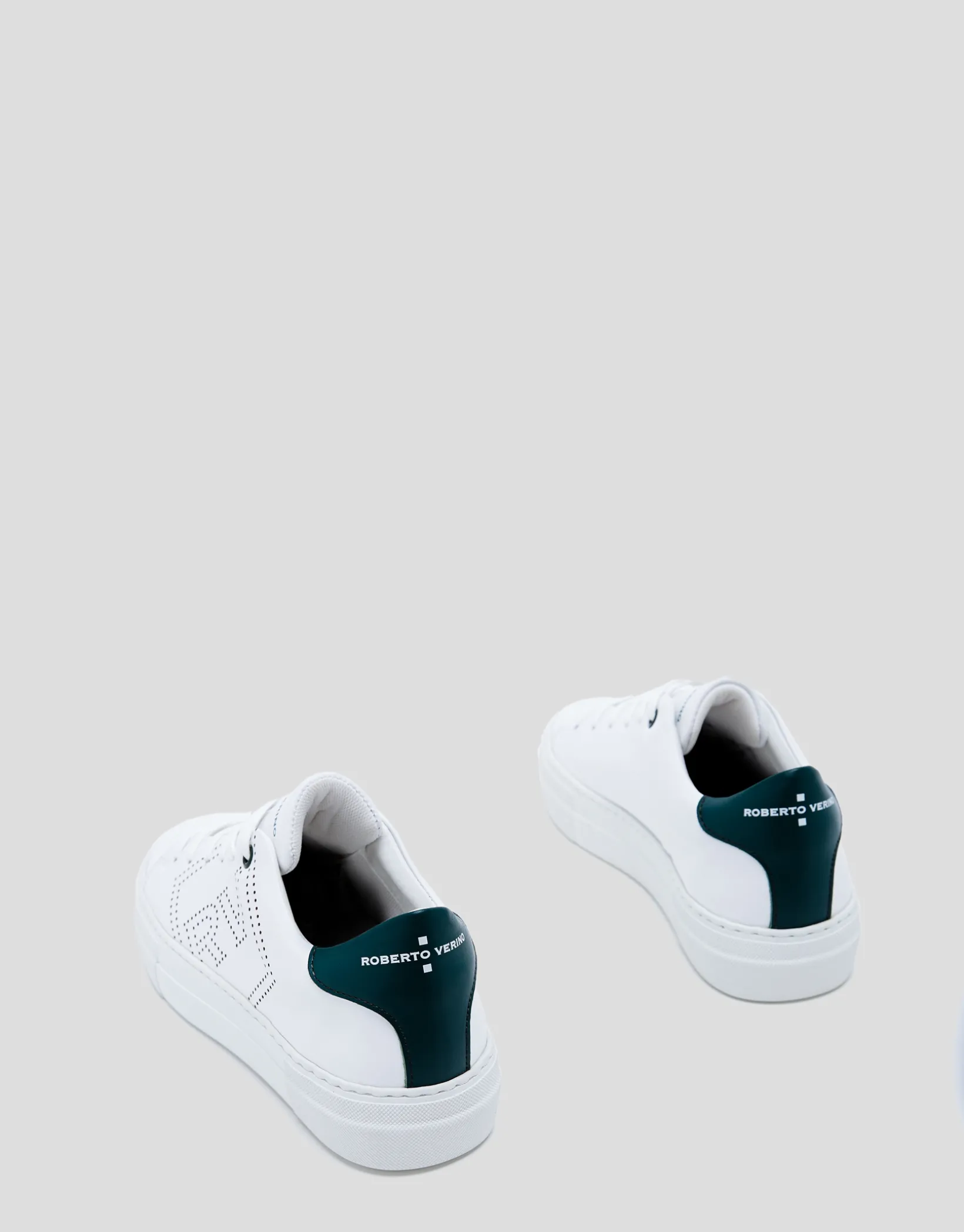 Zapatillas deportivas logo perforado piel blanca