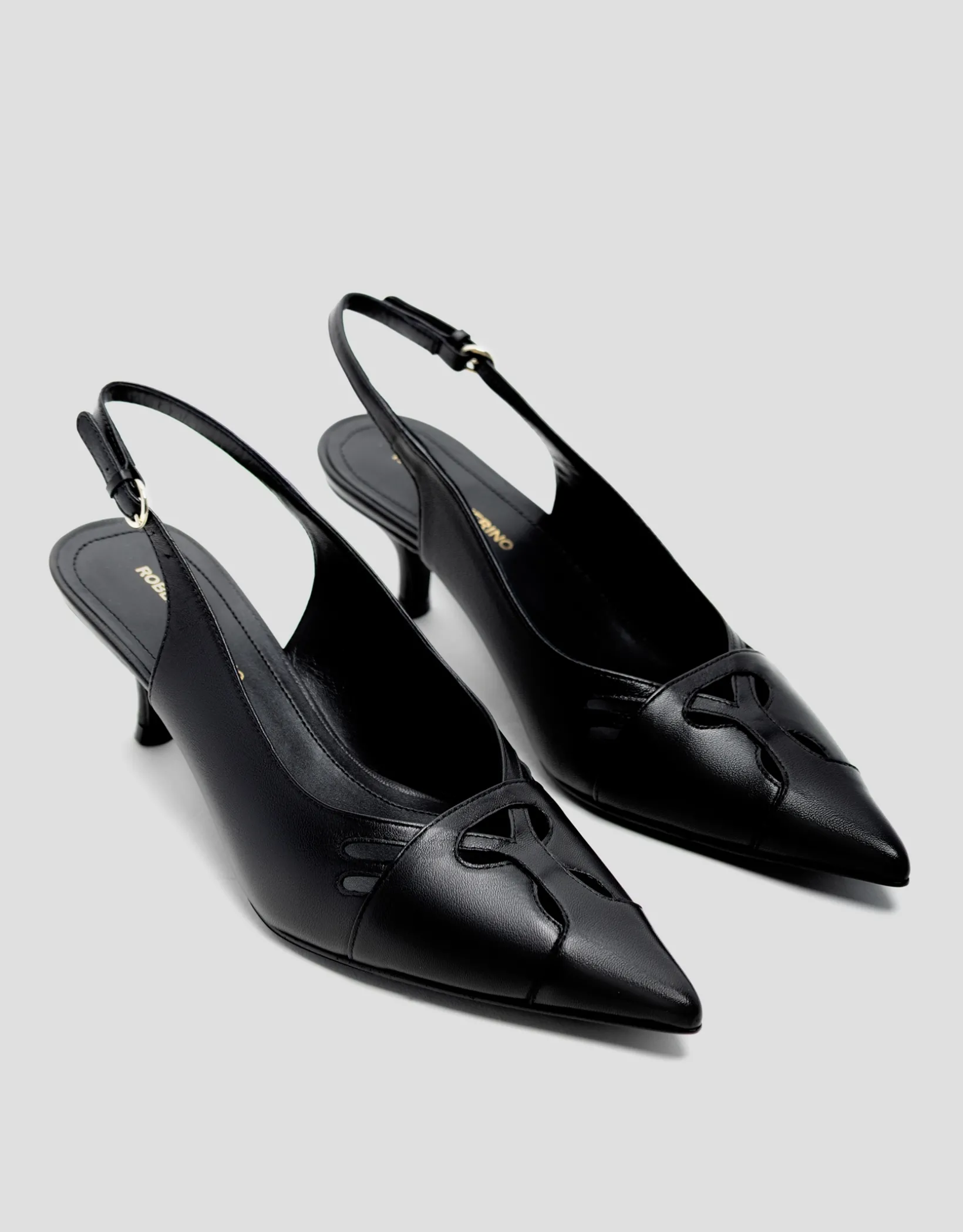 Zapato salón destalonado piel negra con cortes