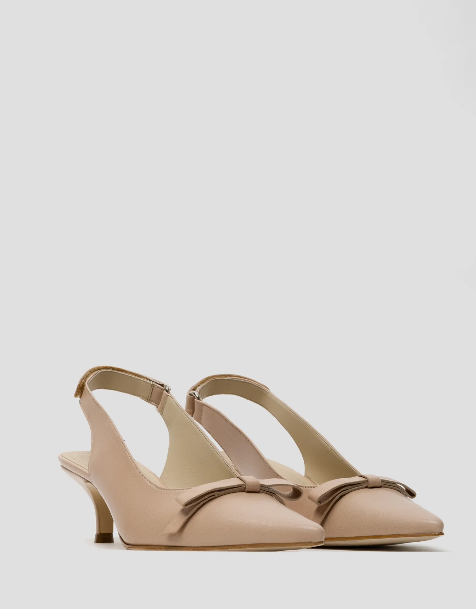 Zapato salón destalonado piel beige con lazo