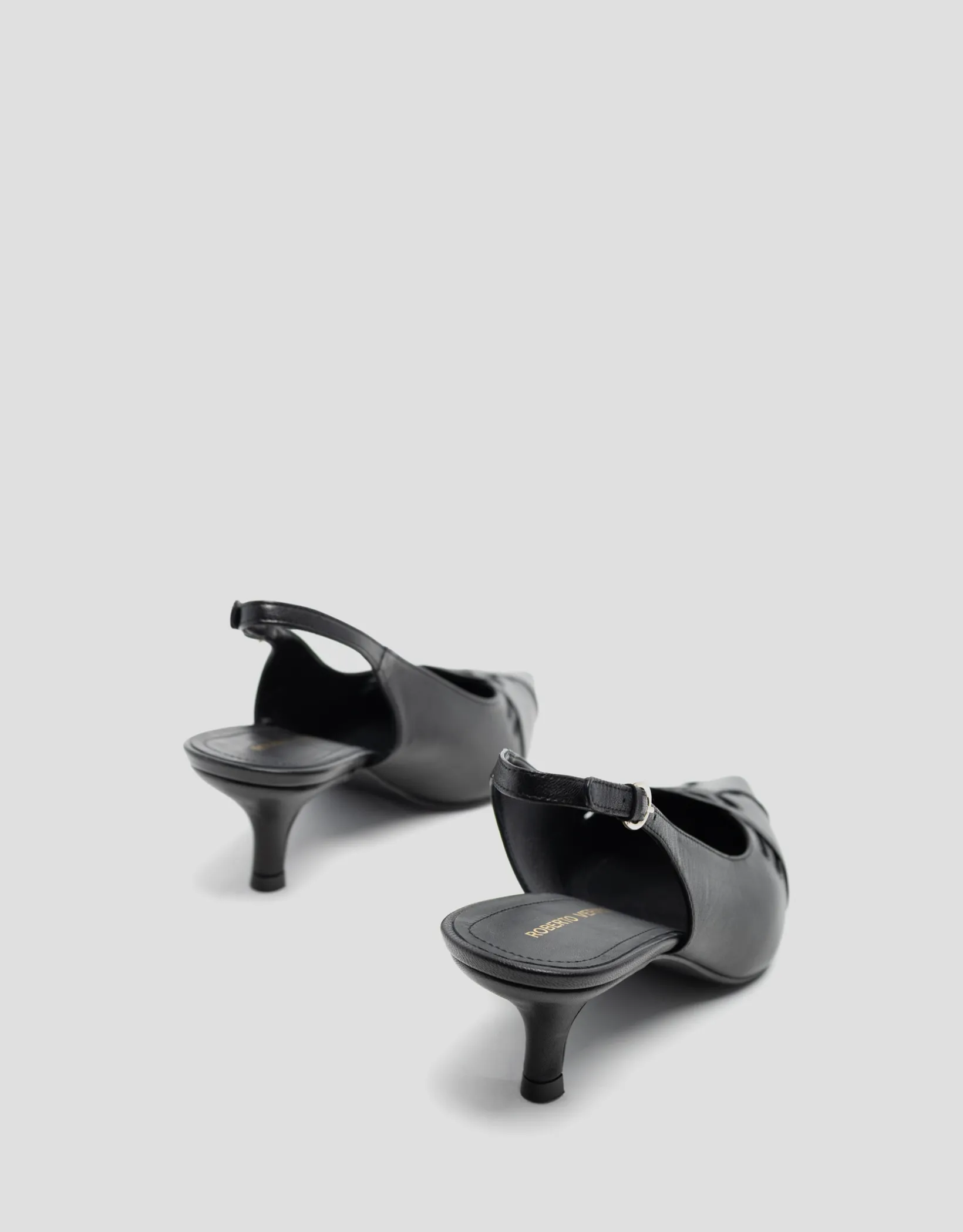 Zapato salón destalonado piel negra con cortes