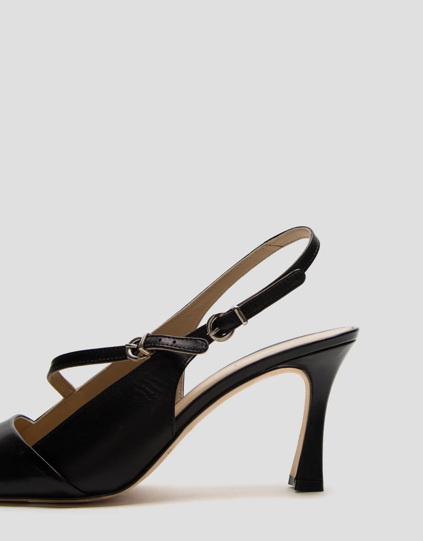 Zapato salón destalonado piel negra con pulsera