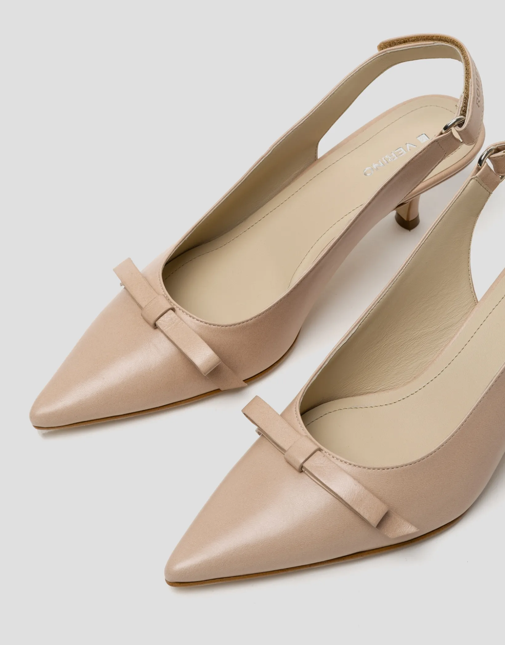 Zapato salón destalonado piel beige con lazo