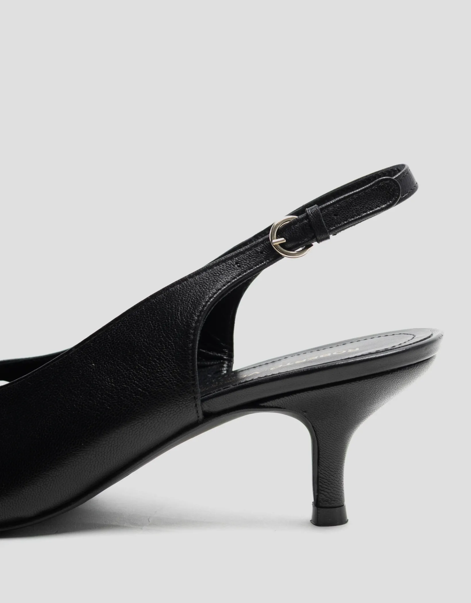 Zapato salón destalonado piel negra con cortes