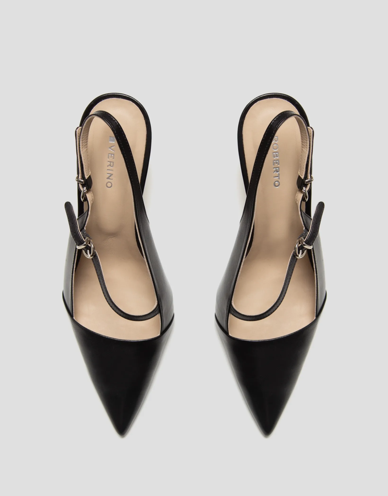 Zapato salón destalonado piel negra con pulsera