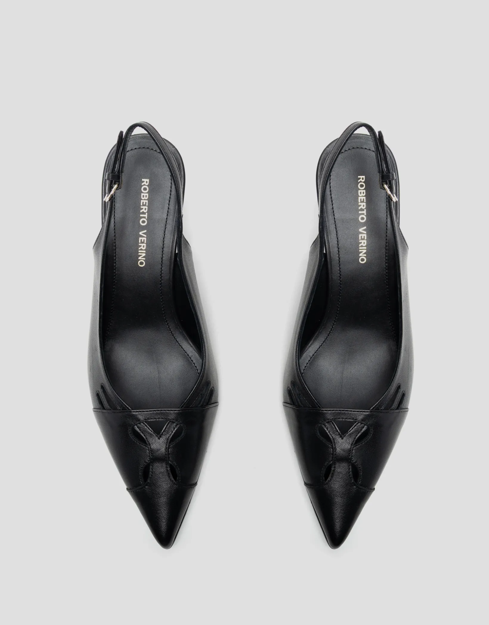 Zapato salón destalonado piel negra con cortes
